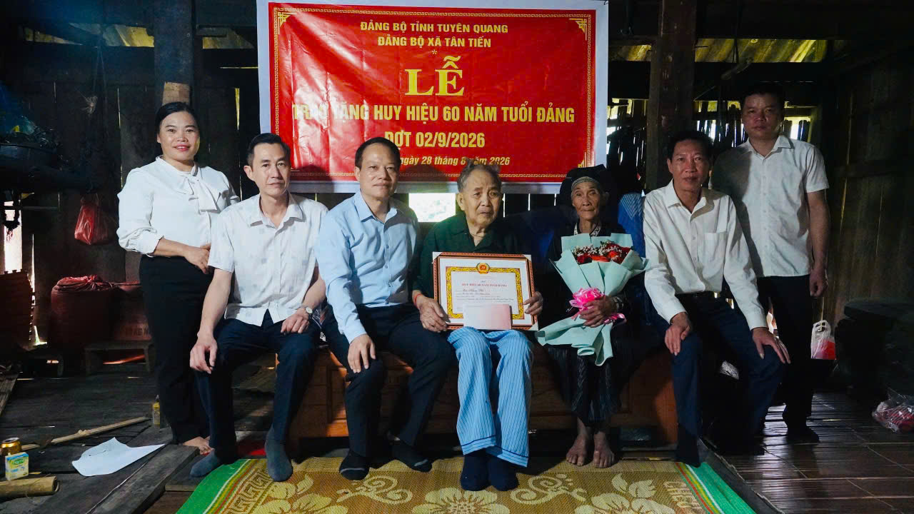 ĐỒNG CHÍ VÂN ĐÌNH THẢO TRAO TẶNG HUY HIỆU 60 NĂM TUỔI ĐẢNG TẠI NHÀ CHO 02 ĐẢNG VIÊN XÃ TÂN TIẾN
