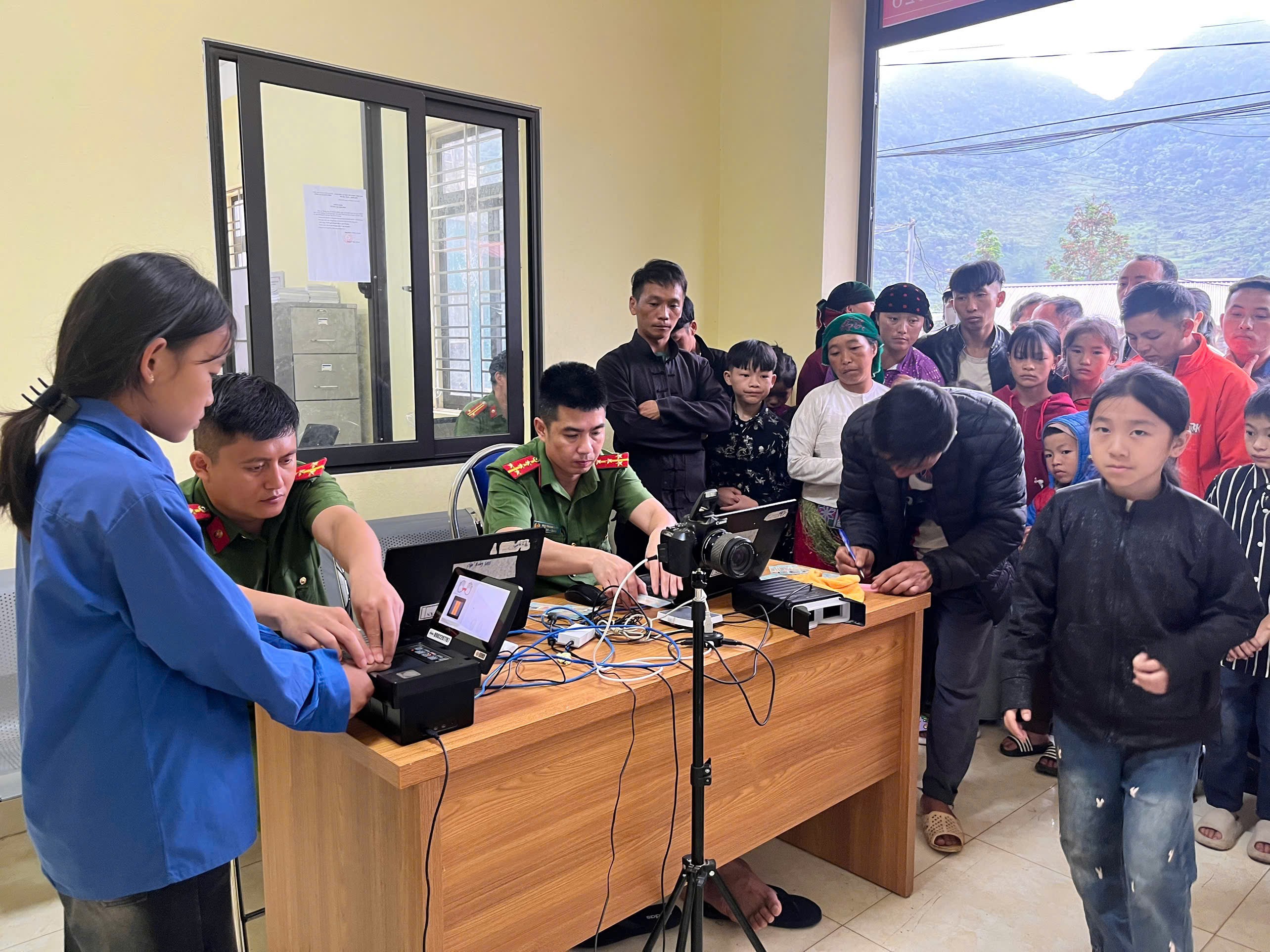 CÔNG AN XÃ LŨNG PHÌN TRIỂN KHAI HI  ỆU QUẢ “CHIẾN DỊCH MÙA HÈ SỐ CÙNG VNeID”, ĐỒNG HÀNH CÙNG NHÂN DÂN THỰC HIỆN ĐỀ ÁN 06