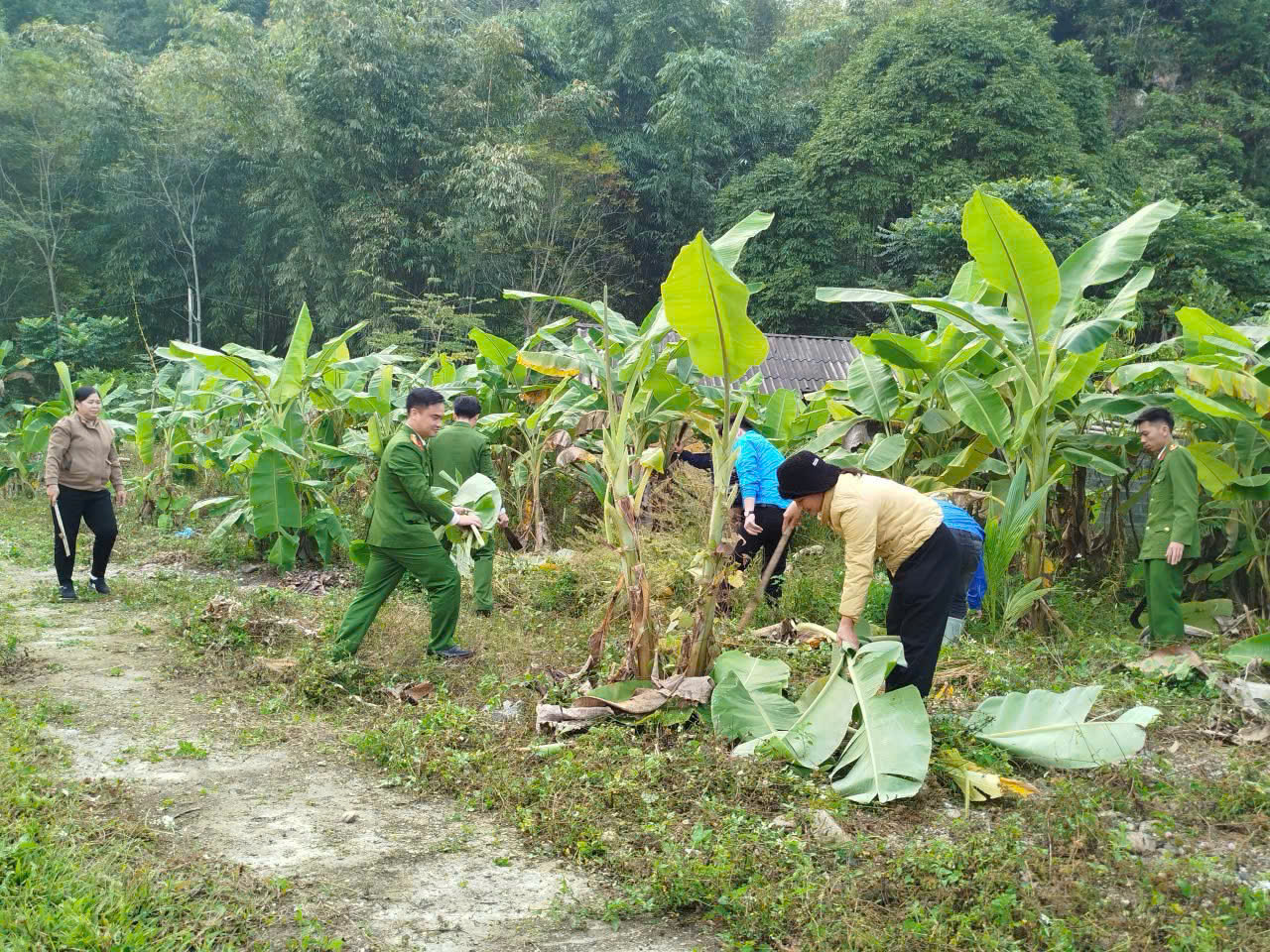 ĐOÀN VIÊN THANH NIÊN CHI ĐOÀN CÔNG AN XÃ MINH NGỌC THAM GIA LAO ĐỘNG, GIỮ GÌN MÔI TRƯỜNG, CẢNH QUAN, XANH – SẠCH – ĐẸP.