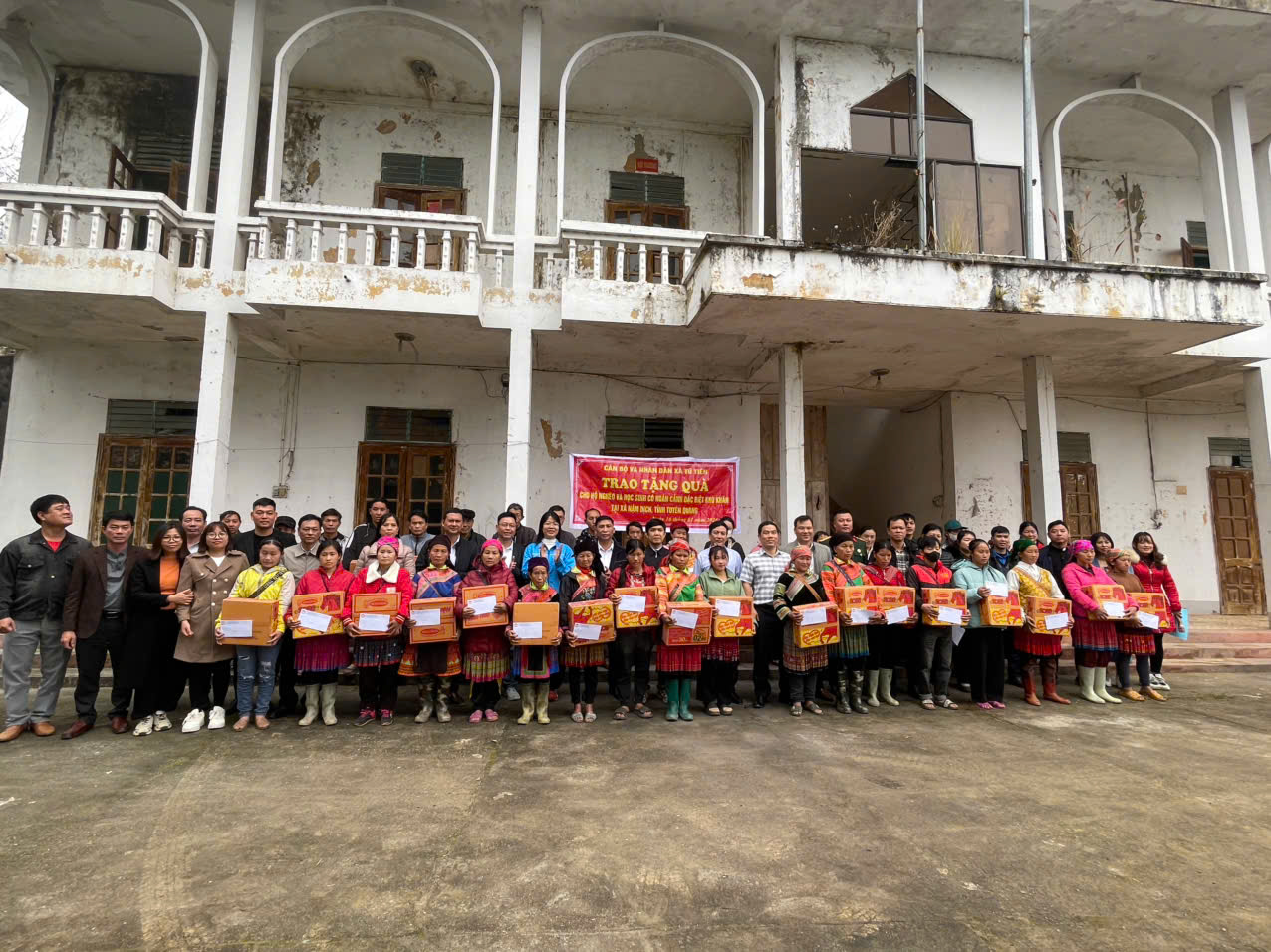 ĐOÀN TỪ THIỆN TRAO TẶNG QUÀ TẠI UBND XÃ NẬM DỊCH