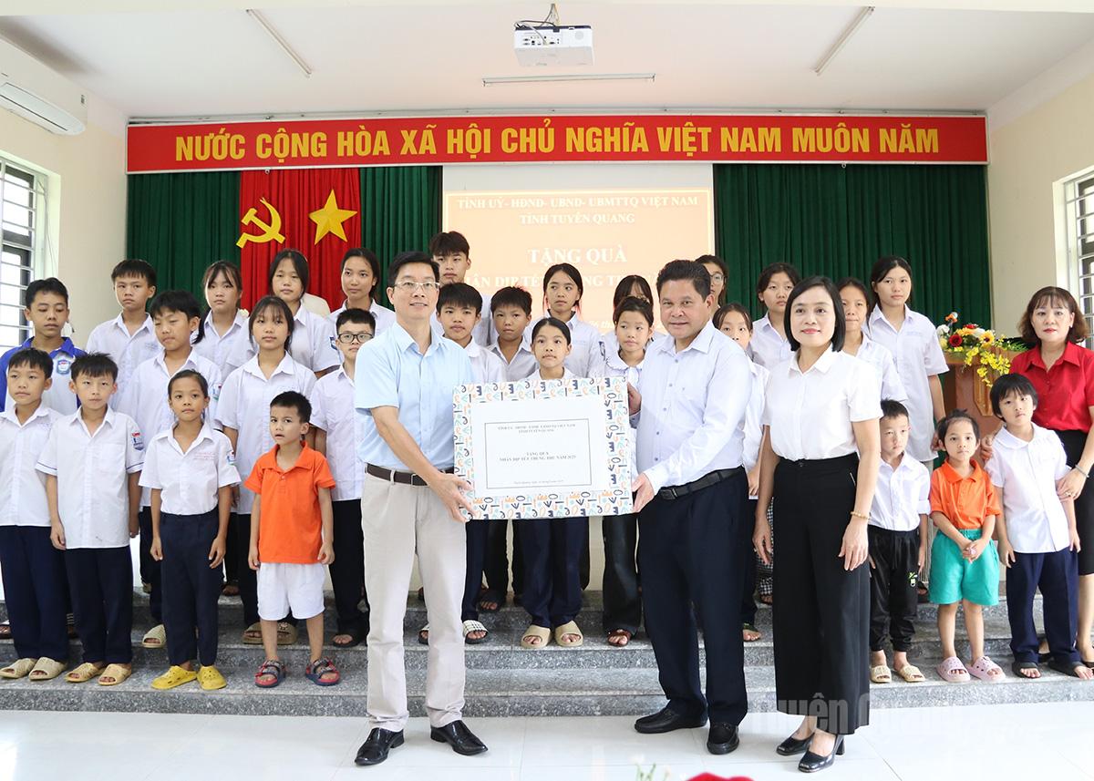 Đồng chí Vàng Seo Cón ,  Ủy viên Ban Thường vụ Tỉnh ủy,  Bí thư Đảng ủy phường Hà Giang 2 tặng quà Trung thu cho trẻ có hoàn cảnh khó khăn