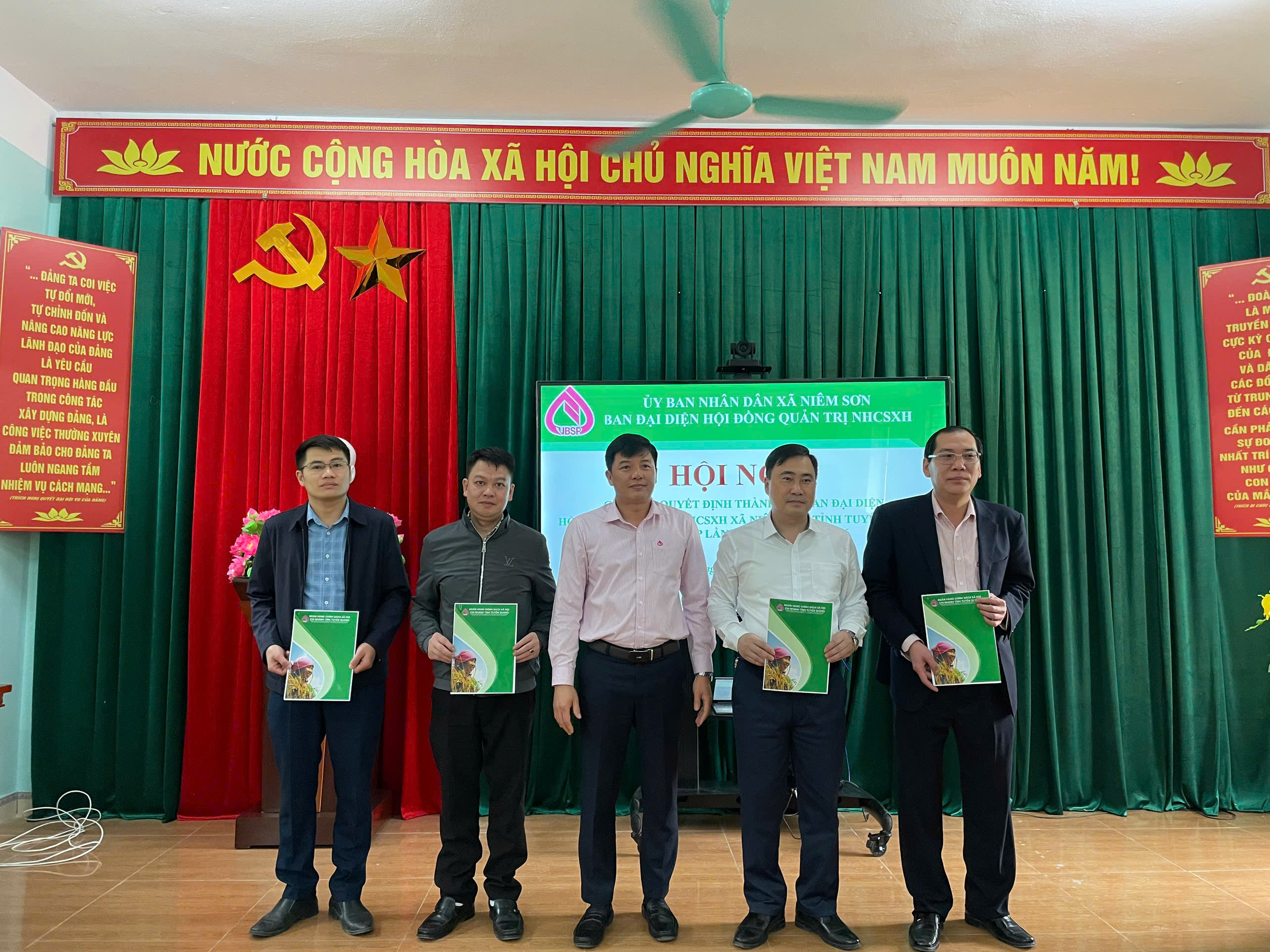 Xã Niêm Sơn tổ chức "Hội nghị Công bố quyết định thành lập ban đại diện hội đồng quản trị NHCSXH xã Niêm Sơn "