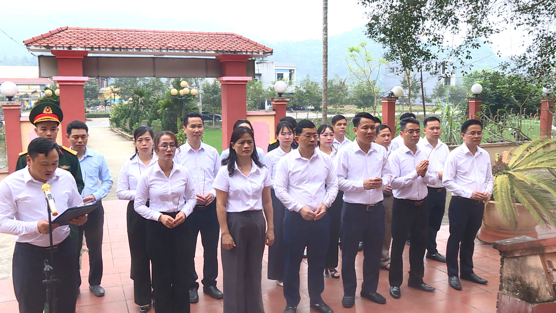 Đoàn đại biểu HĐND xã Yên Nguyên dâng hương Nhà bia tưởng niệm các Anh hùng liệt sỹ