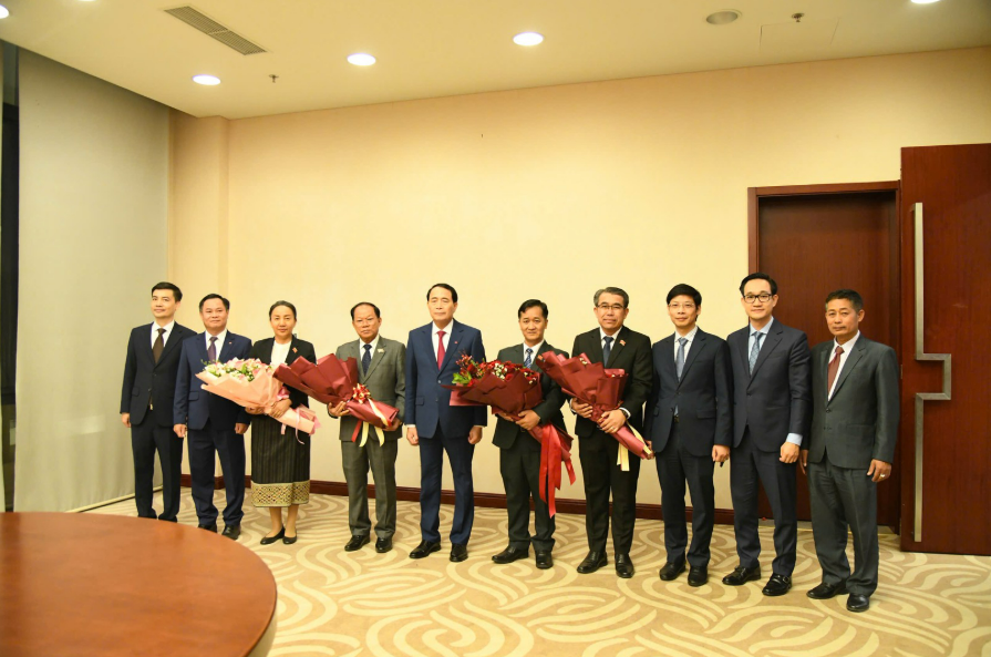 THỨ TRƯỞNG LÊ QUỐC HÙNG CHÚC MỪNG CÁC ĐỒNG CHÍ LÃNH ĐẠO BỘ CÔNG AN LÀO TRÚNG CỬ TẠI ĐẠI HỘI ĐẢNG NHÂN DÂN CÁCH MẠNG LÀO LẦN THỨ XII