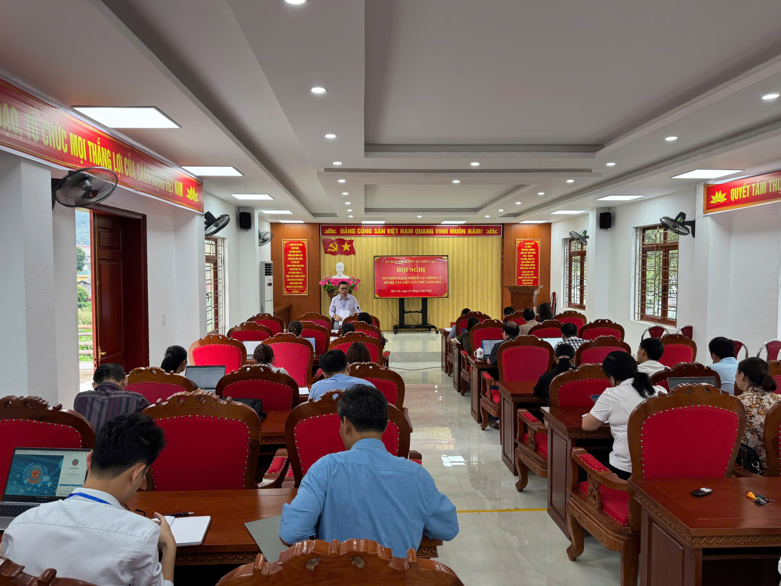 UBND xã Mèo Vạc triển khai chỉnh lý, số hóa hồ sơ, tài liệu lưu trữ, đẩy mạnh chuyển đổi số trong công tác quản lý nhà nước