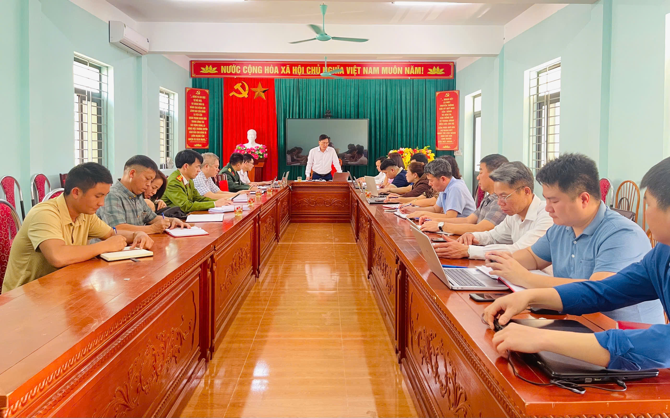 Phiên họp thường kỳ UBND xã Niêm Sơn tháng 02/2026 tập trung nhiều nội dung quan trọng về phát triển kinh tế - xã hội, An ninh Quốc phòng