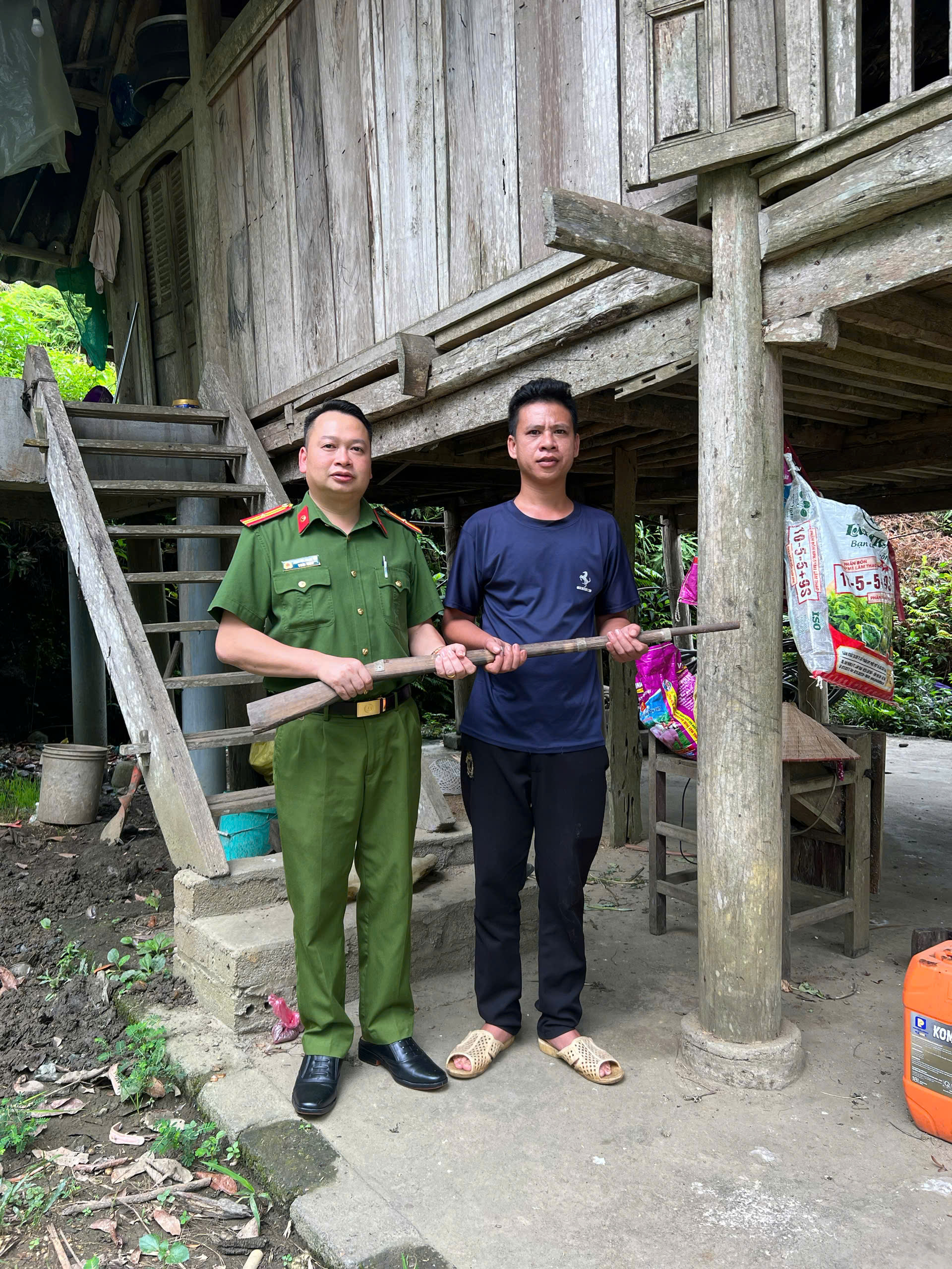 GIỮ BÌNH YÊN CHO BẢN LÀNG: CÔNG AN XÃ ĐỒNG TÂM ĐẨY MẠNH TUYÊN TRUYỀN, VẬN ĐỘNG THU HỒI VŨ KHÍ, VẬT LIỆU NỔ