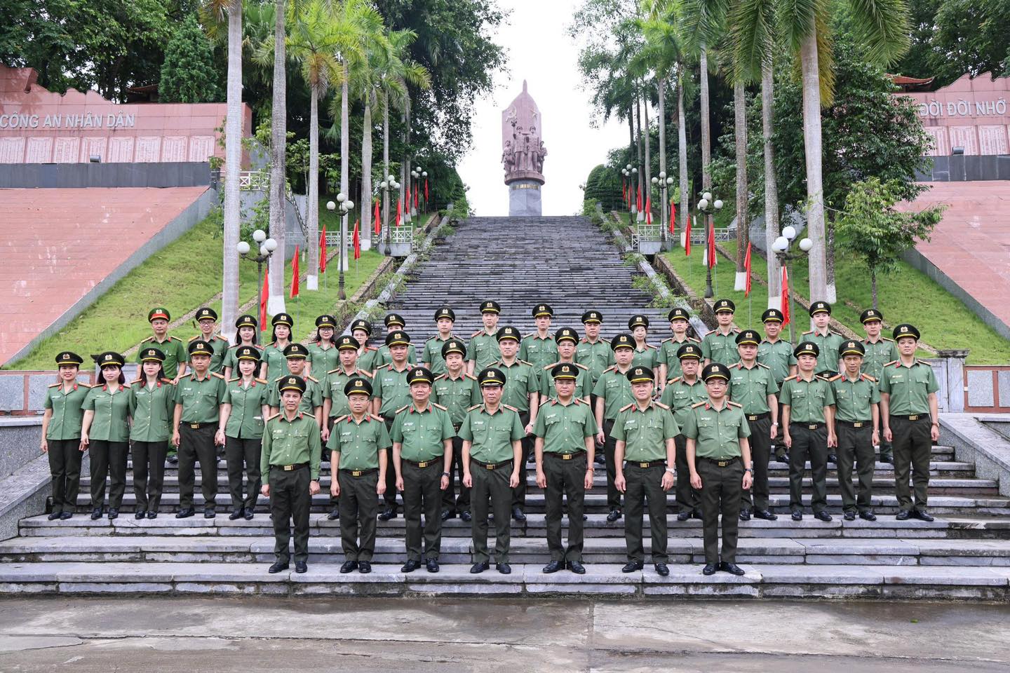 CỤM THI ĐUA SỐ 8 - KHỐI CÁC ĐƠN VỊ TRỰC THUỘC BỘ CÔNG AN TỔ CHỨC CÁC HOẠT ĐỘNG SINH HOẠT CHÍNH TRỊ, VỀ NGUỒN