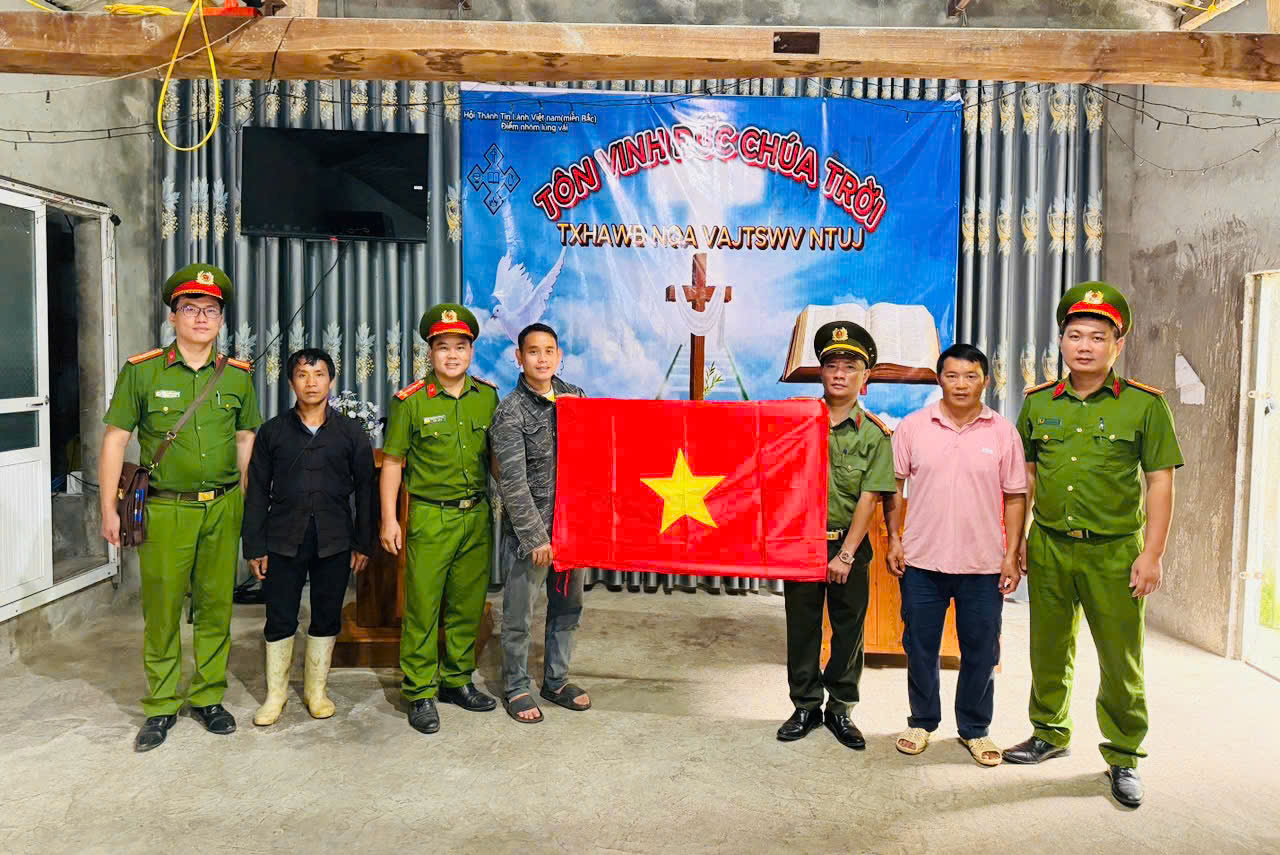 CÔNG AN XÃ CÁN TỶ TRAO TẶNG CỜ TỔ QUỐC CHO NHÂN DÂN VÙNG SÂU, VÙNG XA CHÀO MỪNG QUỐC KHÁNH (02/9/1945 – 02/9/2026)