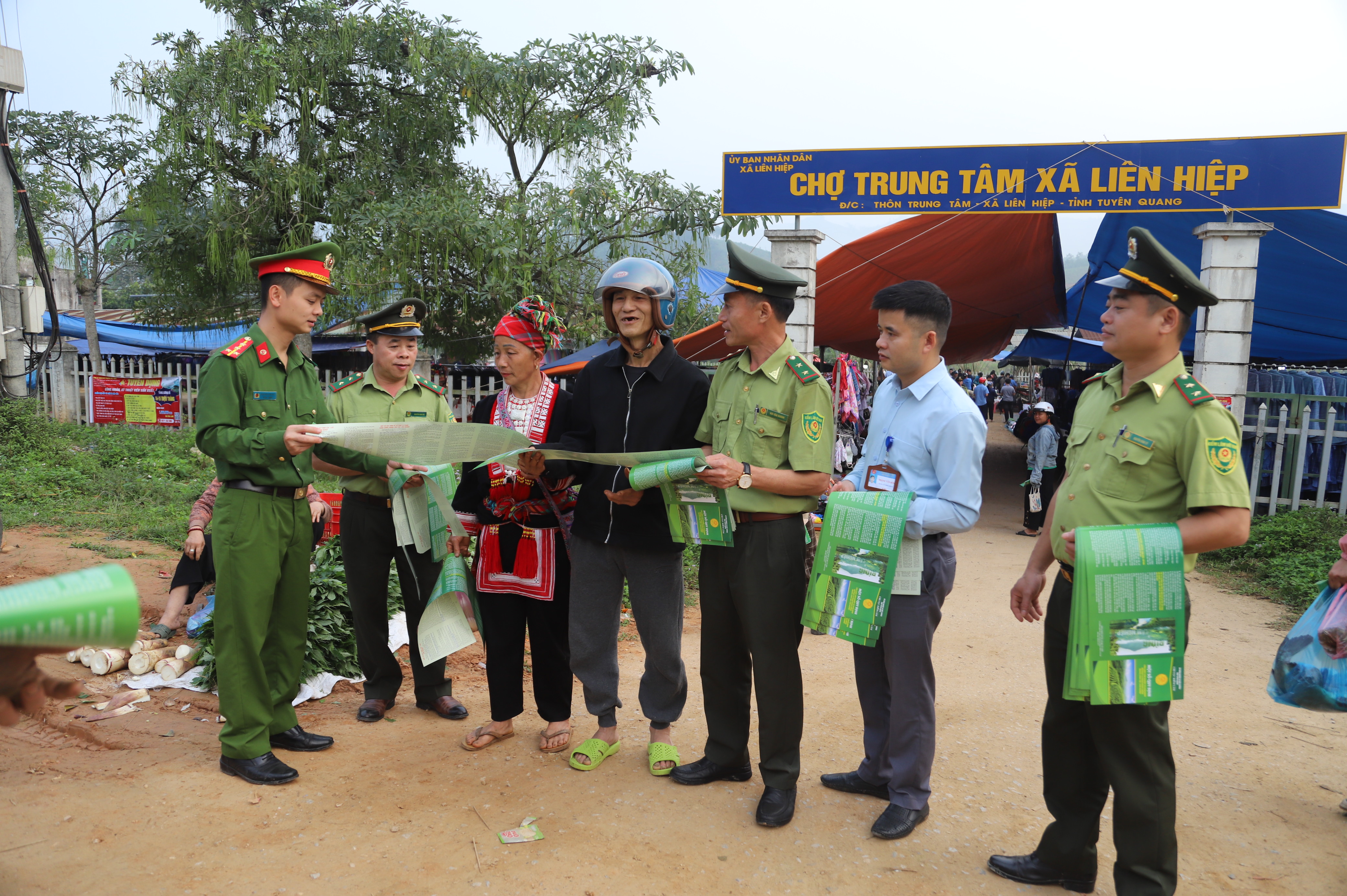 Phối hợp tuyên truyền pháp luật về quản lý, bảo vệ rừng và phòng cháy, chữa cháy rừng tại chợ phiên Liên Hiệp