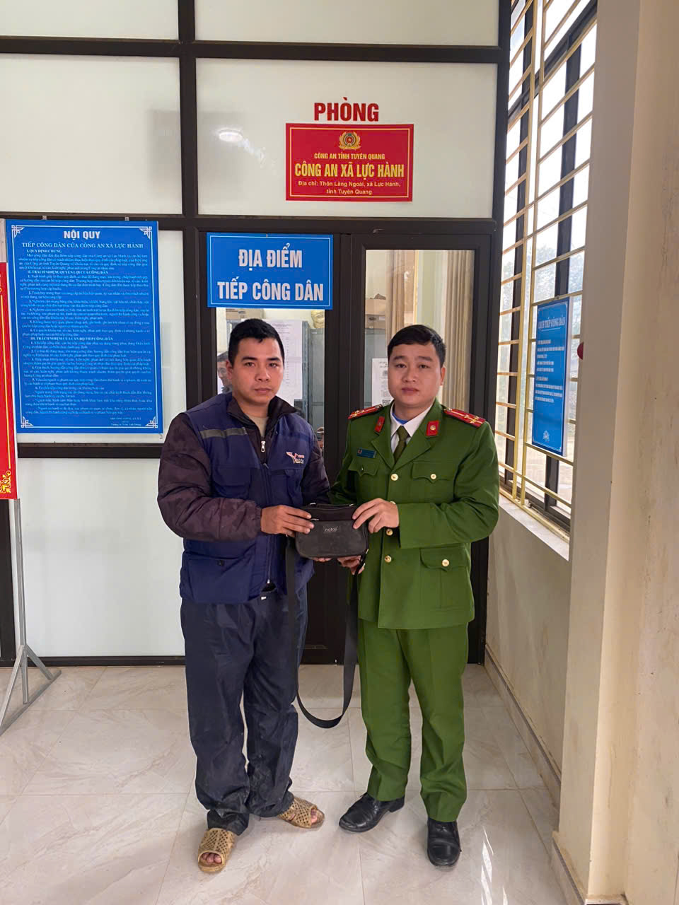 CÔNG AN XÃ LỰC HÀNH TRAO TRẢ TÀI SẢN CHO NGƯỜI DÂN ĐÁNH RƠI