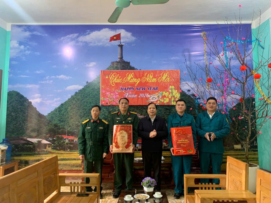 Tặng BCH quân sự1.jpg