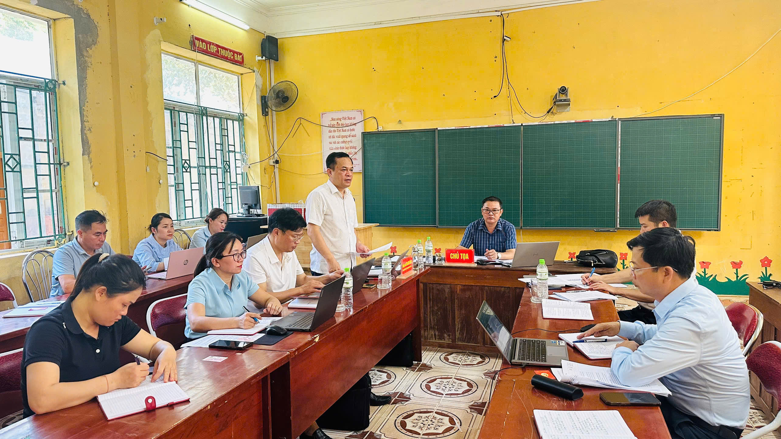 Đồng chí Bí thư Đảng ủy xã Hồng Thái dự và chỉ đạo sinh hoạt Chi bộ cơ sở UBND xã tháng 6 năm 2026