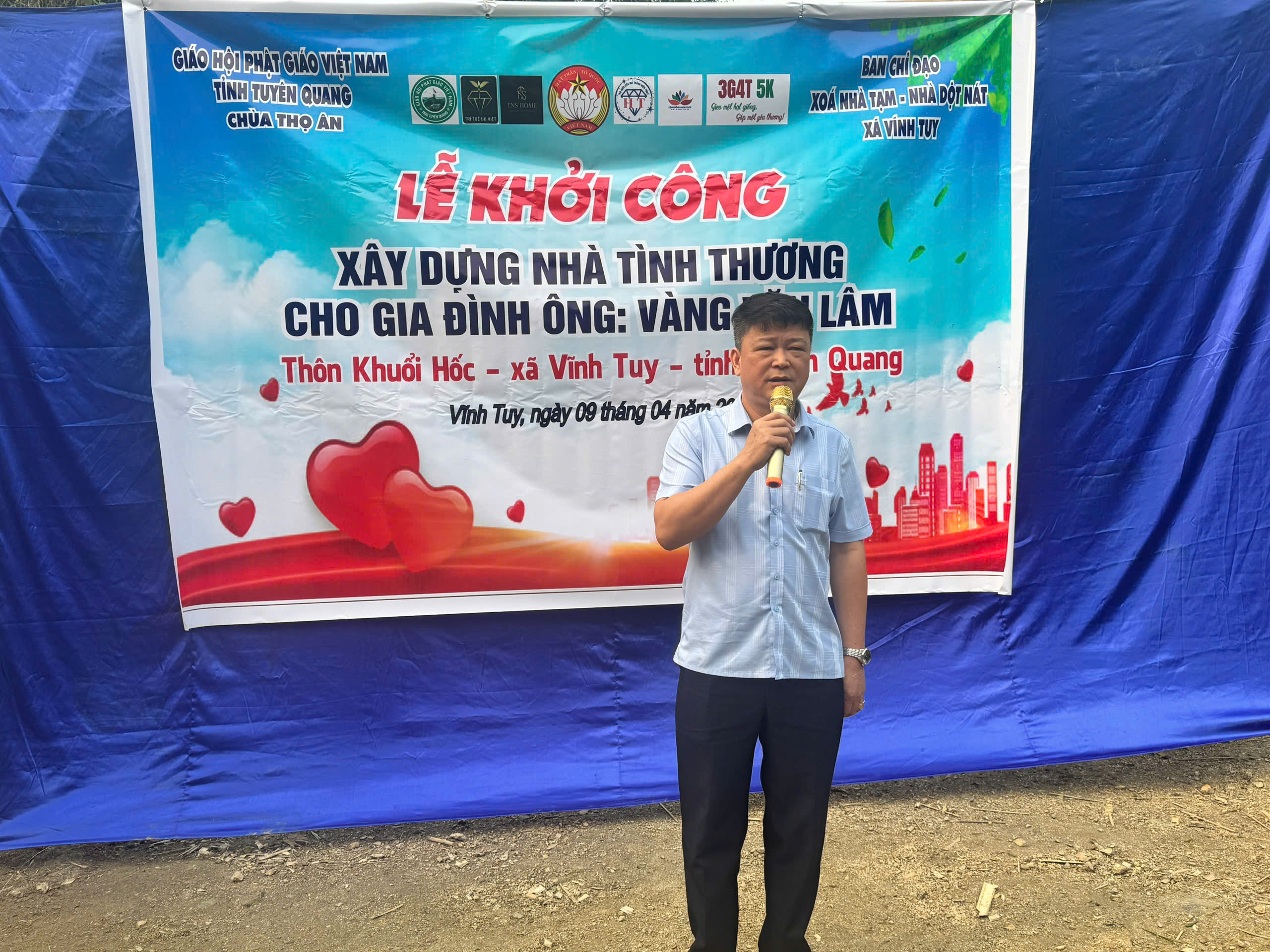 Trao nh&agrave; Bt đ.jpg