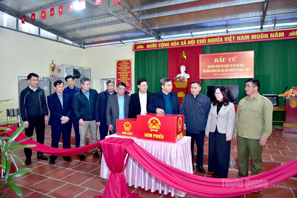 Phó Bí thư Tỉnh ủy, Chủ tịch Ủy ban MTTQ Việt Nam tỉnh Ma Thế Hồng kiểm tra công tác chuẩn bị bầu cử tại xã Quản Bạ