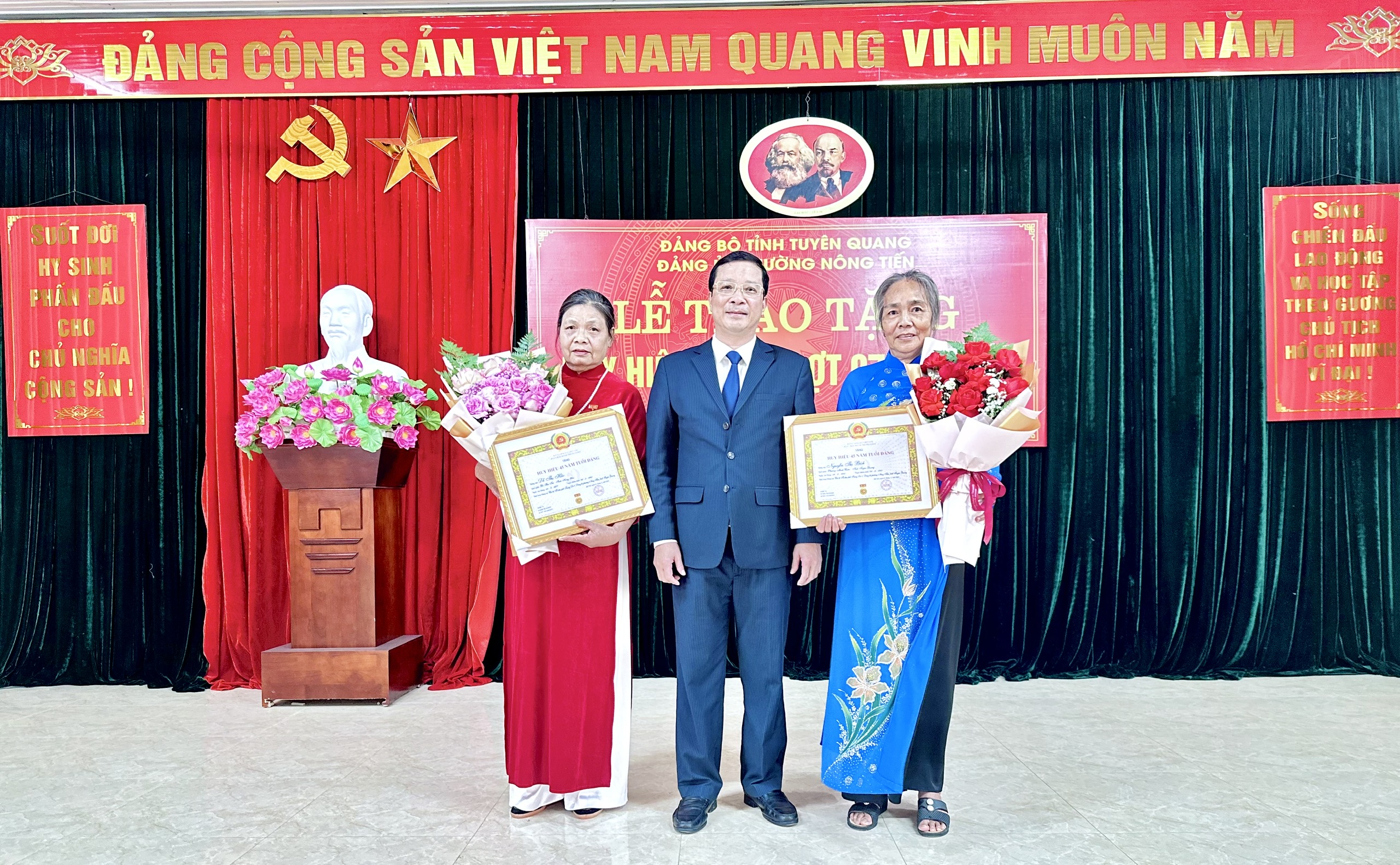 Đảng ủy phường Nông Tiến tổ chức Lễ trao tặng Huy hiệu Đảng đợt 07/11/2025