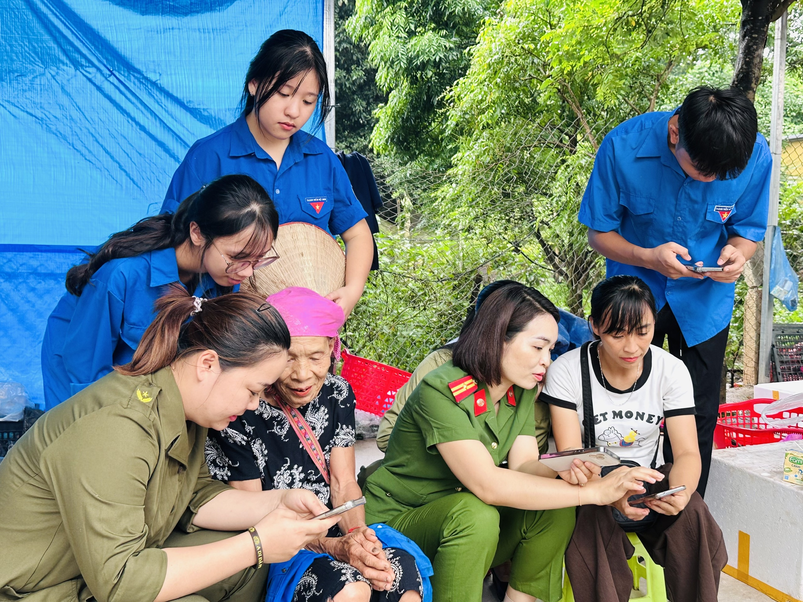 CÔNG AN XÃ VIỆT LÂM RA QUÂN CHIẾN DỊCH “MÙA HÈ SỐ CÙNG VNeID – HƯỚNG DẪN CÔNG DÂN SỐ, ĐỒNG HÀNH CÙNG NHÂN DÂN THỰC HIỆN ĐỀ ÁN 06”