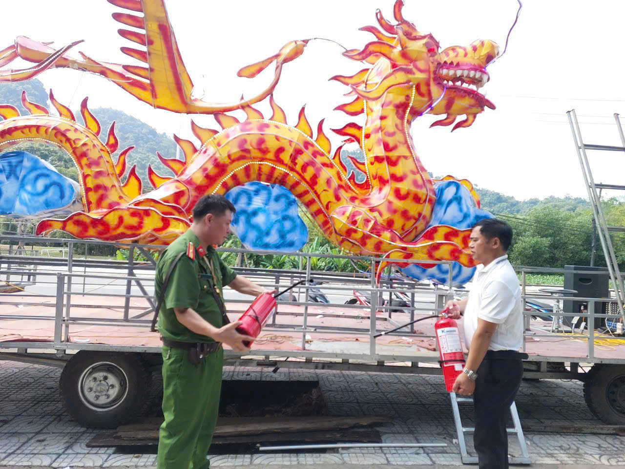 CÔNG AN XÃ TÂN TRÀO KIỂM TRA CÁC MÔ HÌNH ĐÈN TRUNG THU TẠI ĐỊA BÀN DỊP TẾT TRUNG THU