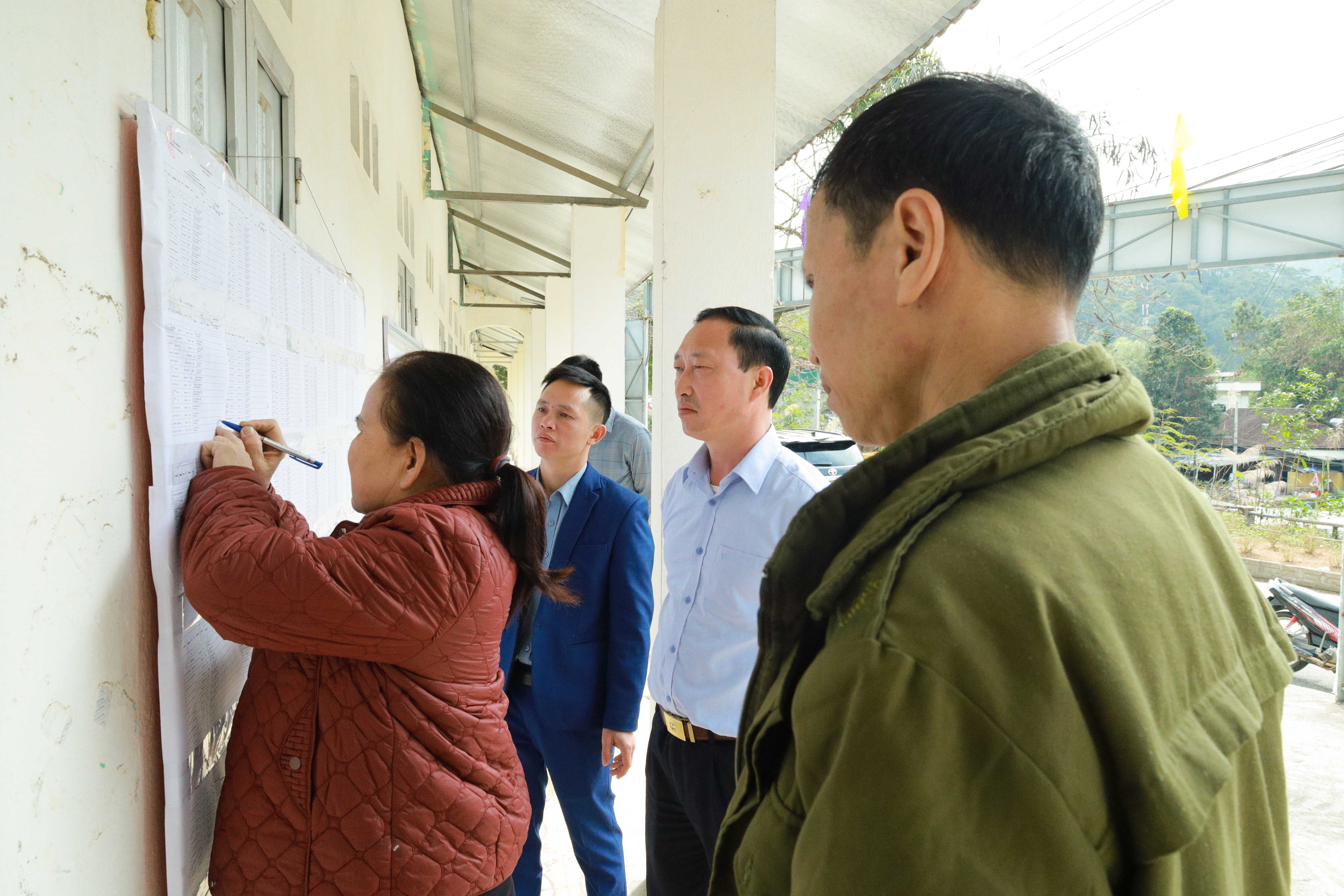 Bí thư Đảng Ủy Vàng Đình Chiến kiểm tra công tác chuẩn bị bầu cử tại cơ sở