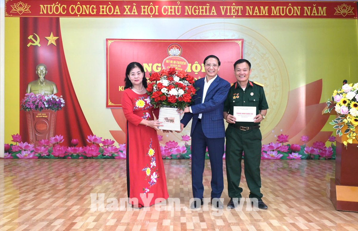 Đồng chí Bí thư Đảng ủy xã dự Ngày hội Đại đoàn kết toàn dân tộc tại thôn Tân Phú