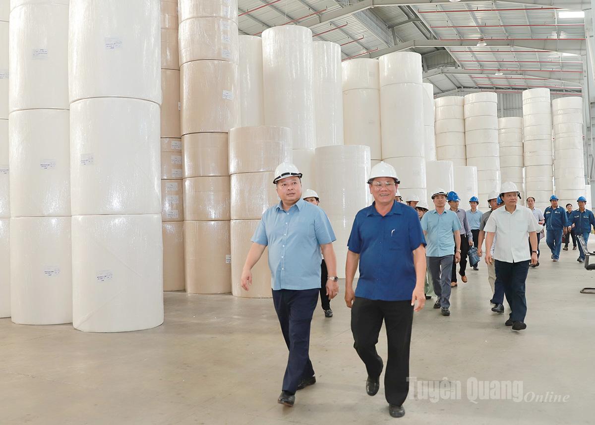 Chủ tịch UBND tỉnh Phan Huy Ngọc kiểm tra hoạt động một số nhà máy tại Khu công nghiệp Long Bình An