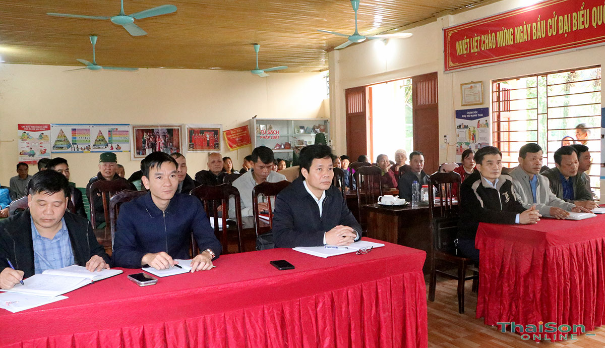 Đồng chí Nguyễn Việt Phương, Phó Bí thư Đảng ủy, Chủ tịch UBND xã dự buổi tiếp xúc cử tri thôn Trung Thành 4