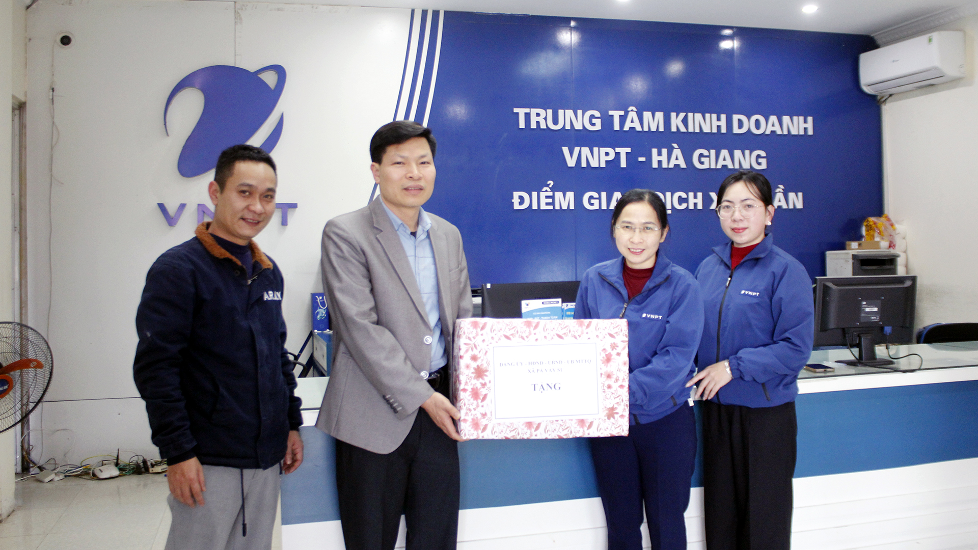 PCT HĐND tặng qu&agrave; tết (3).JPG