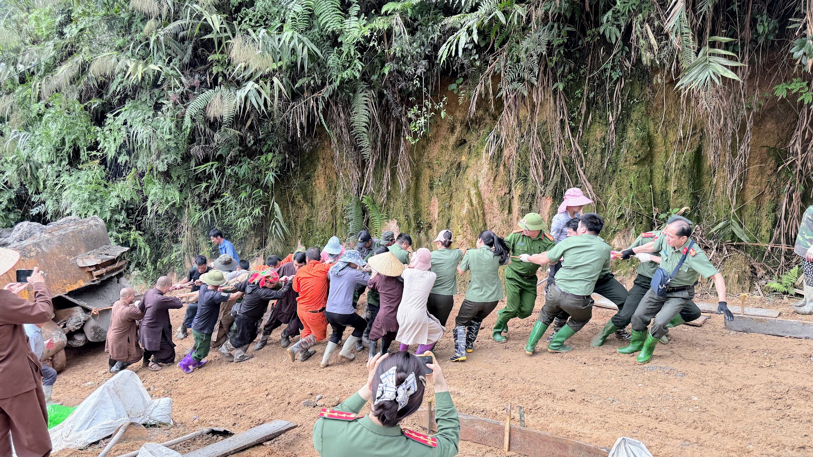 Xã Tân Quang huy động xã hội hóa làm đường bê tông tuyến đường Nậm An đi thôn Phìn Hồ