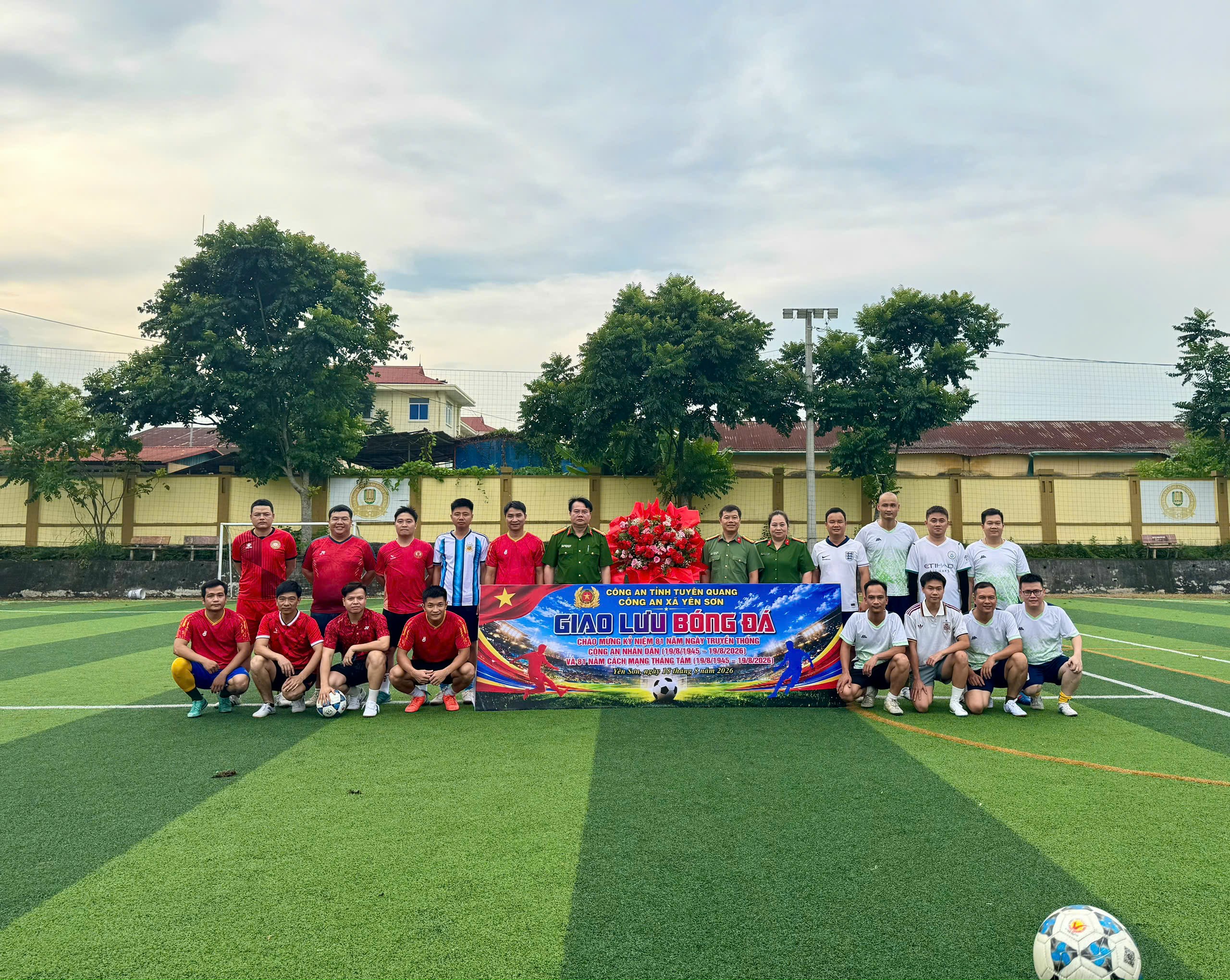 CÔNG AN XÃ YÊN SƠN TỔ CHỨC GIAO LƯU BÓNG ĐÁ CHÀO MỪNG NGÀY TRUYỀN THỐNG CÔNG AN NHÂN DÂN VÀ NGÀY HỘI TOÀN DÂN BẢO VỆ AN NINH TỔ QUỐC