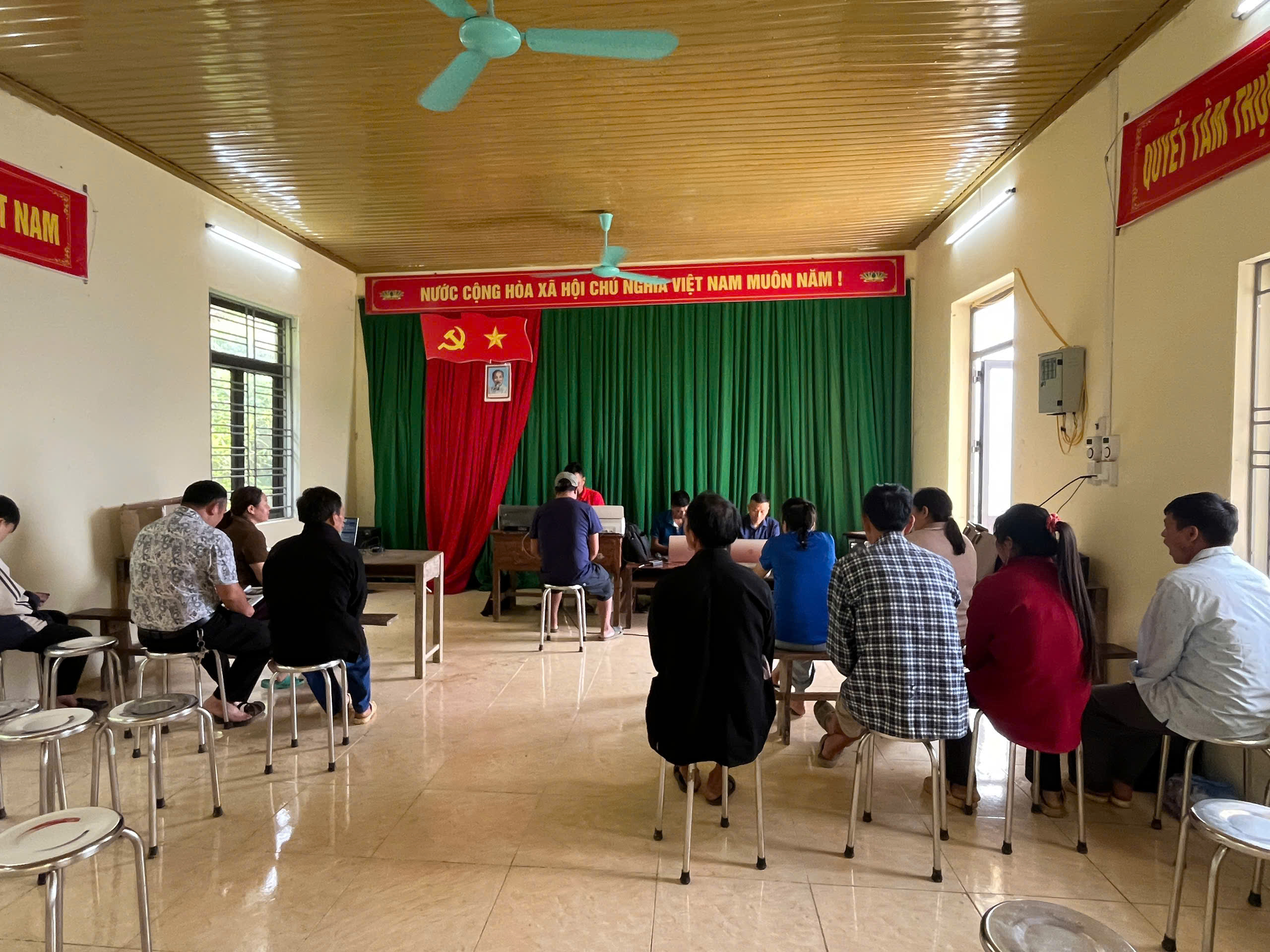 Trung tâm Phục vụ hành chính công xã phối hợp với Tổ chuyển đổi số hỗ trợ Nhân dân giải quyết thủ tục hành chính lưu động vào ngày nghỉ cuối tuần