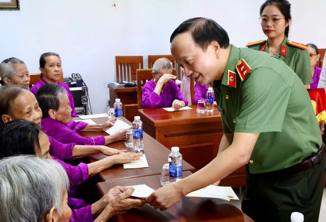 THỨ TRƯỞNG ĐẶNG HỒNG ĐỨC TRI ÂN NGƯỜI CÓ CÔNG TẠI ĐÀ NẴNG