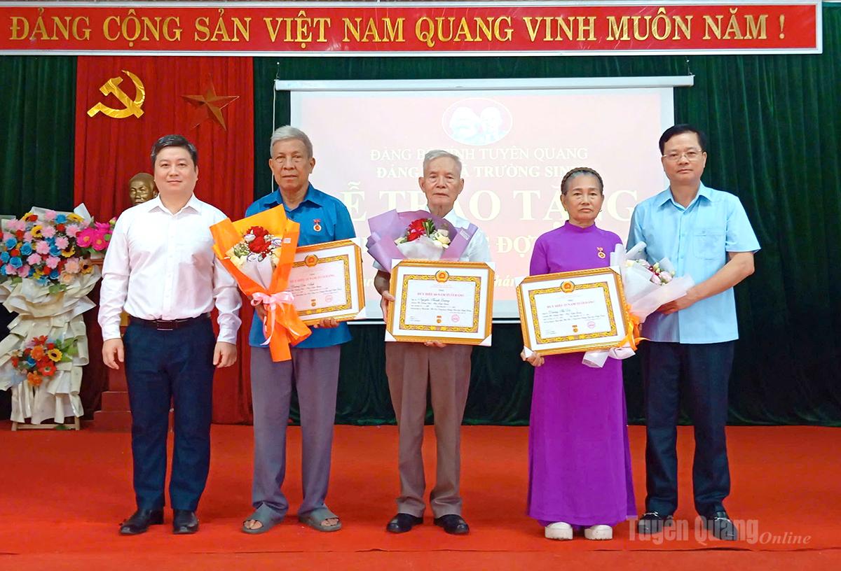 Đồng chí Trần Quang Minh, Ủy viên Ban Thường vụ Tỉnh ủy, Trưởng ban Tổ chức Tỉnh ủy trao Huy hiệu Đảng tại xã Trường Sinh 