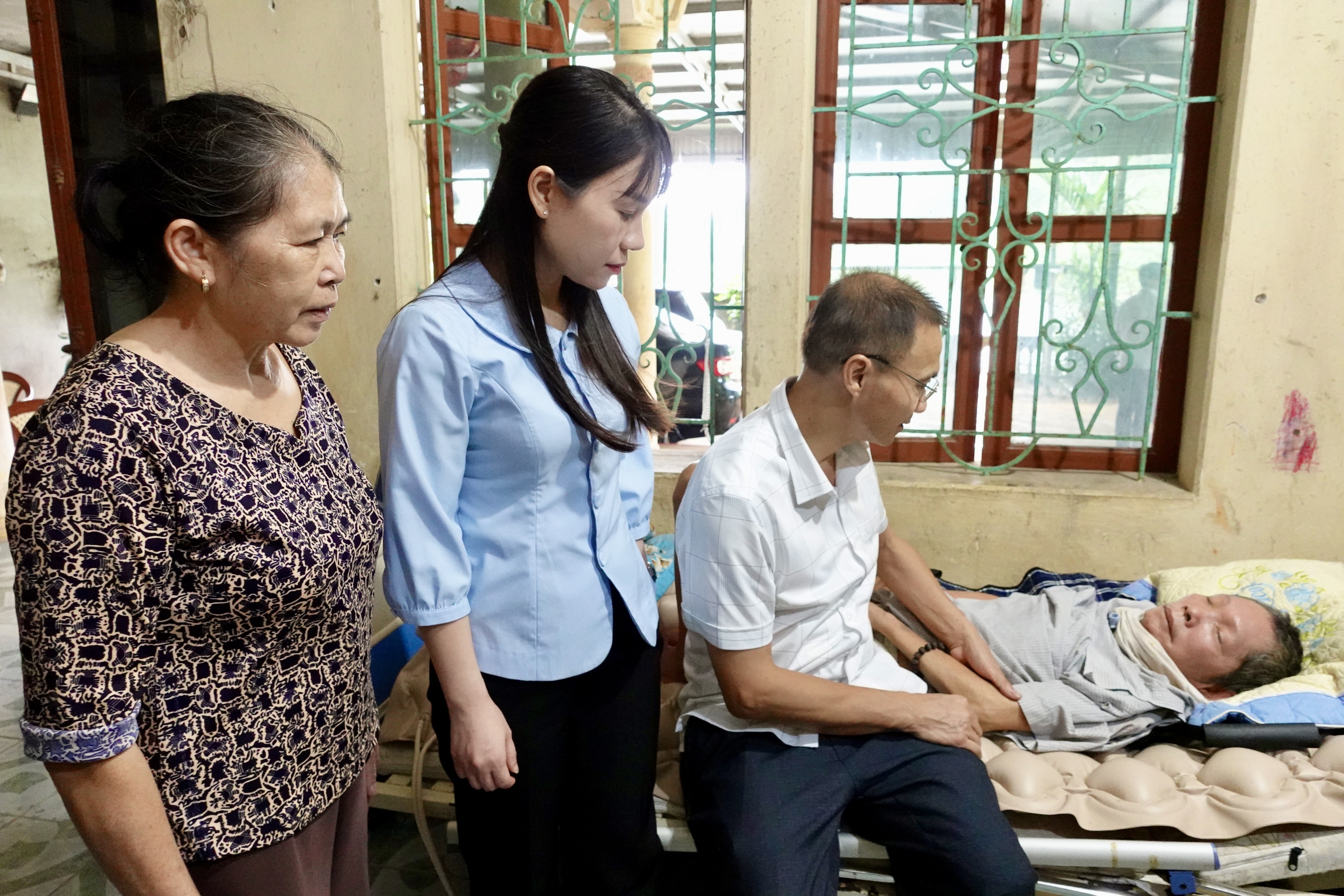 ĐỒNG CHÍ TRẦN THANH THỦY THĂM, TẶNG QUÀ NGƯỜI CÓ CÔNG TẠI PHƯỜNG BÌNH THUẬN