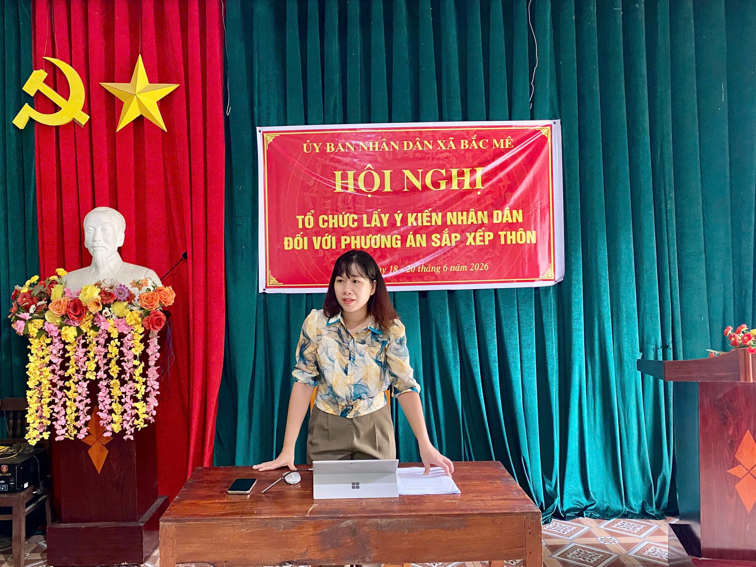 Đồng chí Nguyễn Thị Hằng, Phó Bí thư Thường trực Đảng ủy xã dự Hội nghị lấy ý kiến Nhân dân đối với phương án sắp xếp thôn