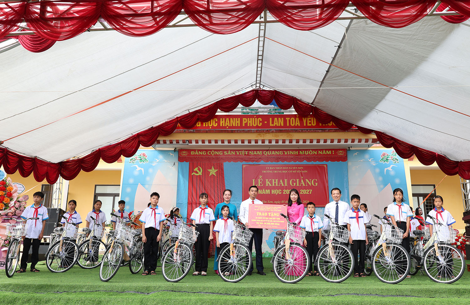 Đồng chí Bí thư Đảng uỷ xã Yên Sơn dự Lễ khai giảng tại trường Trung học cơ sở Yên Sơn.