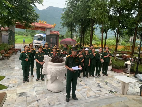Đoàn đại biểu Cựu chiến binh Lữ đoàn 168, xã Quốc Oai, Thành phố Hà Nội dâng hương tri ân các Anh hùng liệt sĩ tại phường Hà Giang 2