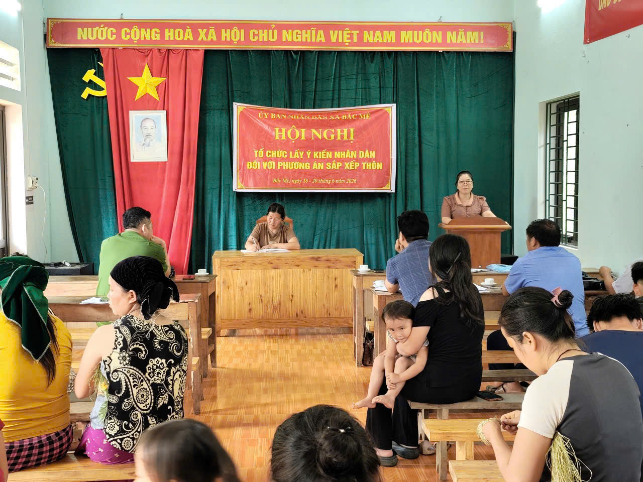 Đồng chí Phó Chủ tịch HĐND xã Vũ Thị Ngọc Hà dự Hội nghị lấy ý kiến Nhân dân đối với phương án sắp xếp thôn