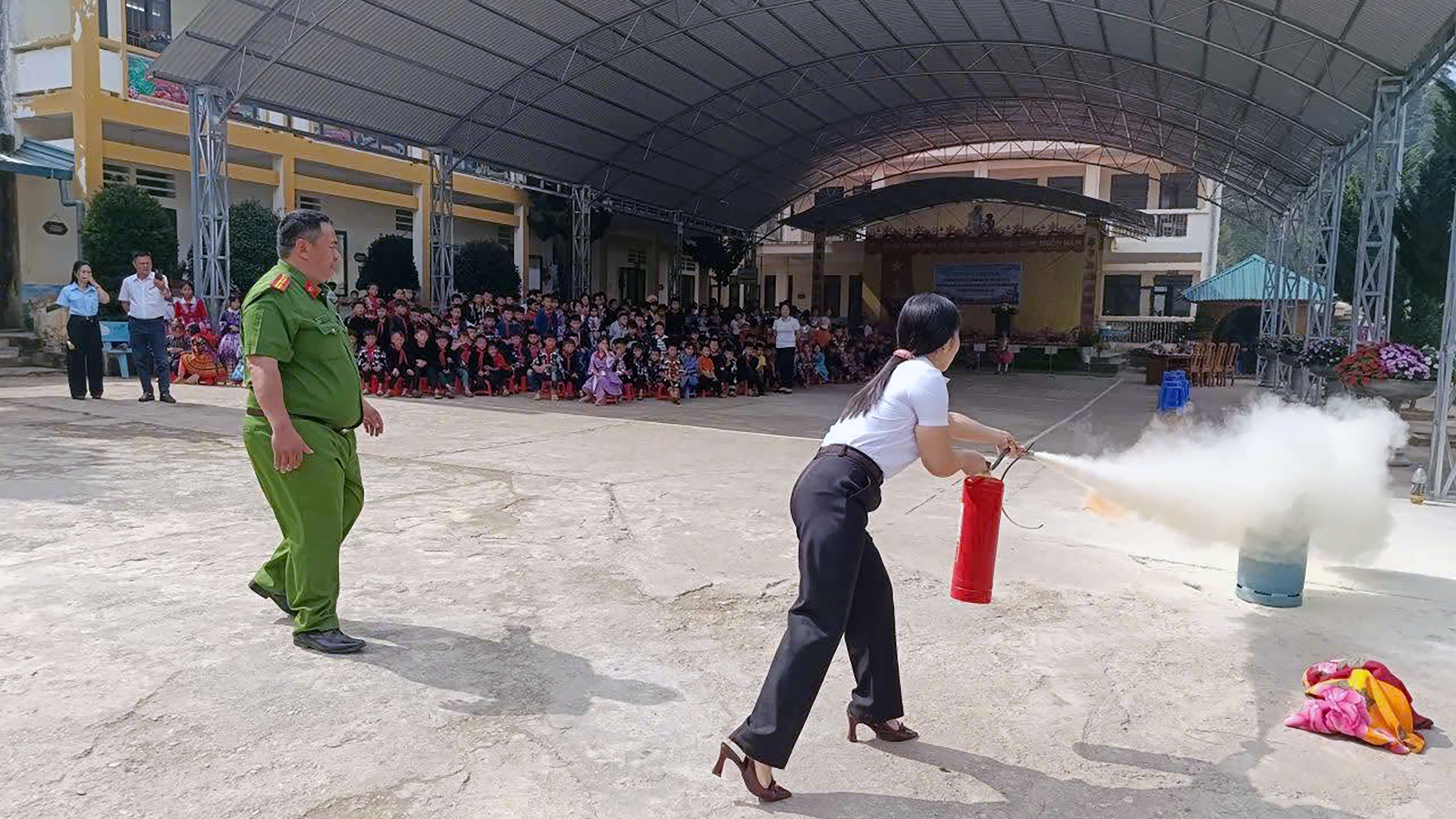 Công an xã tuyên truyền trong trường hoc (2).jpg