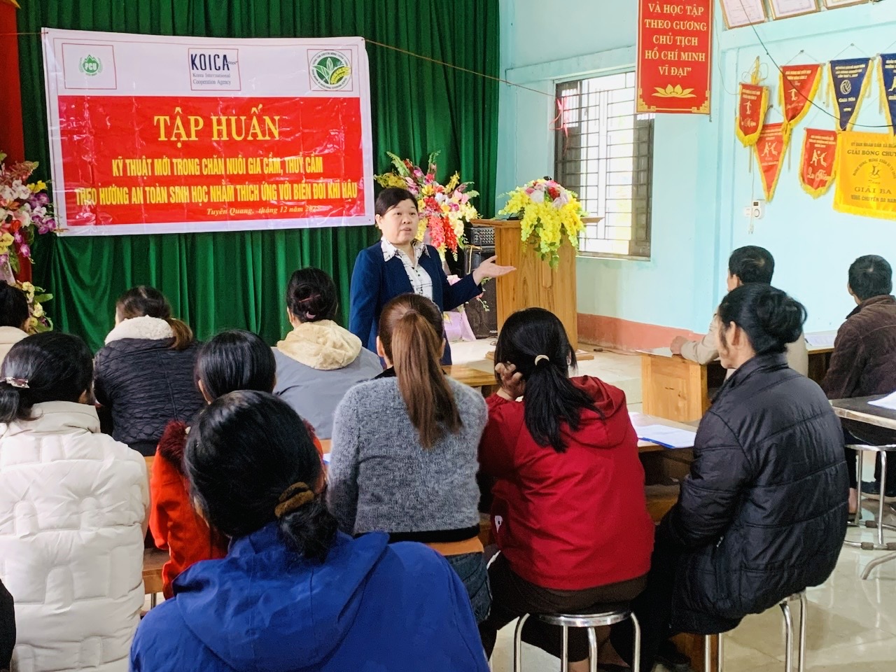 Xã Xuân Vân tổ chức lớp tập huấn về các biện pháp kỹ thuật mới trong chăn nuôi gia cầm, thuỷ cầm theo hướng an toàn sinh học nhằm thích ứng với biến đổi khí hậu.