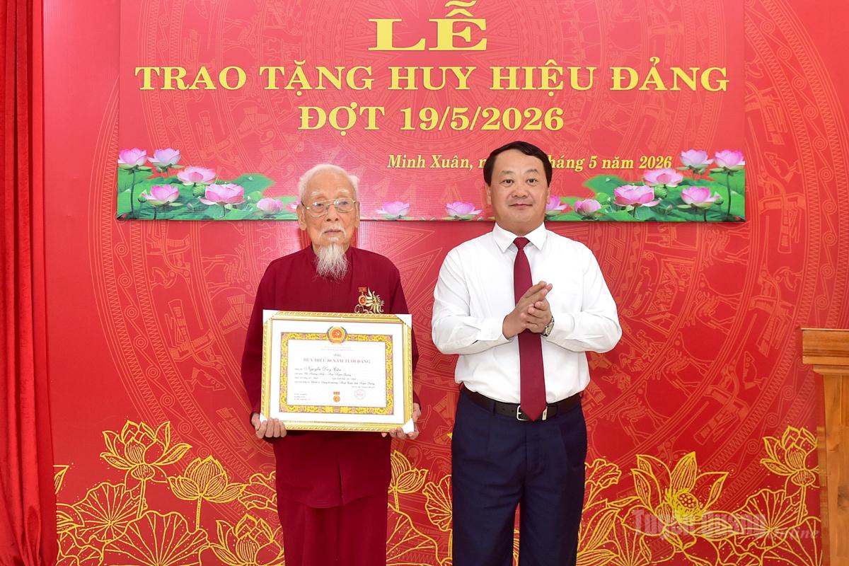 Bí thư Tỉnh ủy Hầu A Lềnh trao Huy hiệu 80 năm tuổi Đảng cho cán bộ tiền khởi nghĩa Nguyễn Duy Cân