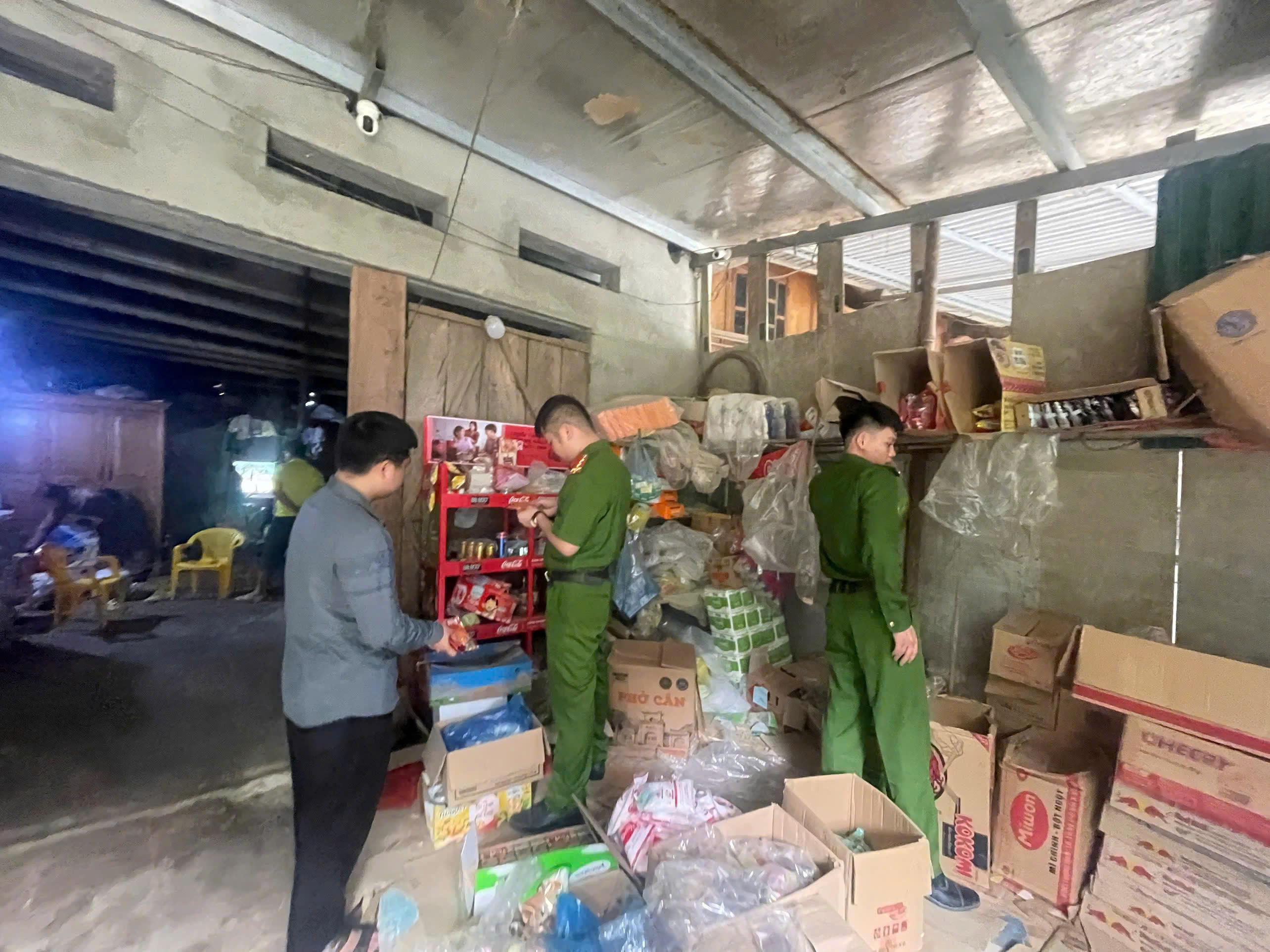 CÔNG AN XÃ THƯỢNG LÂM TĂNG CƯỜNG KIỂM TRA VỆ SINH AN TOÀN THỰC PHẨM, HÀNG GIẢ, HÀNG KÉM CHẤT LƯỢNG TRƯỚC, TRONG VÀ SAU KỲ NGHỈ LỄ 02/9
