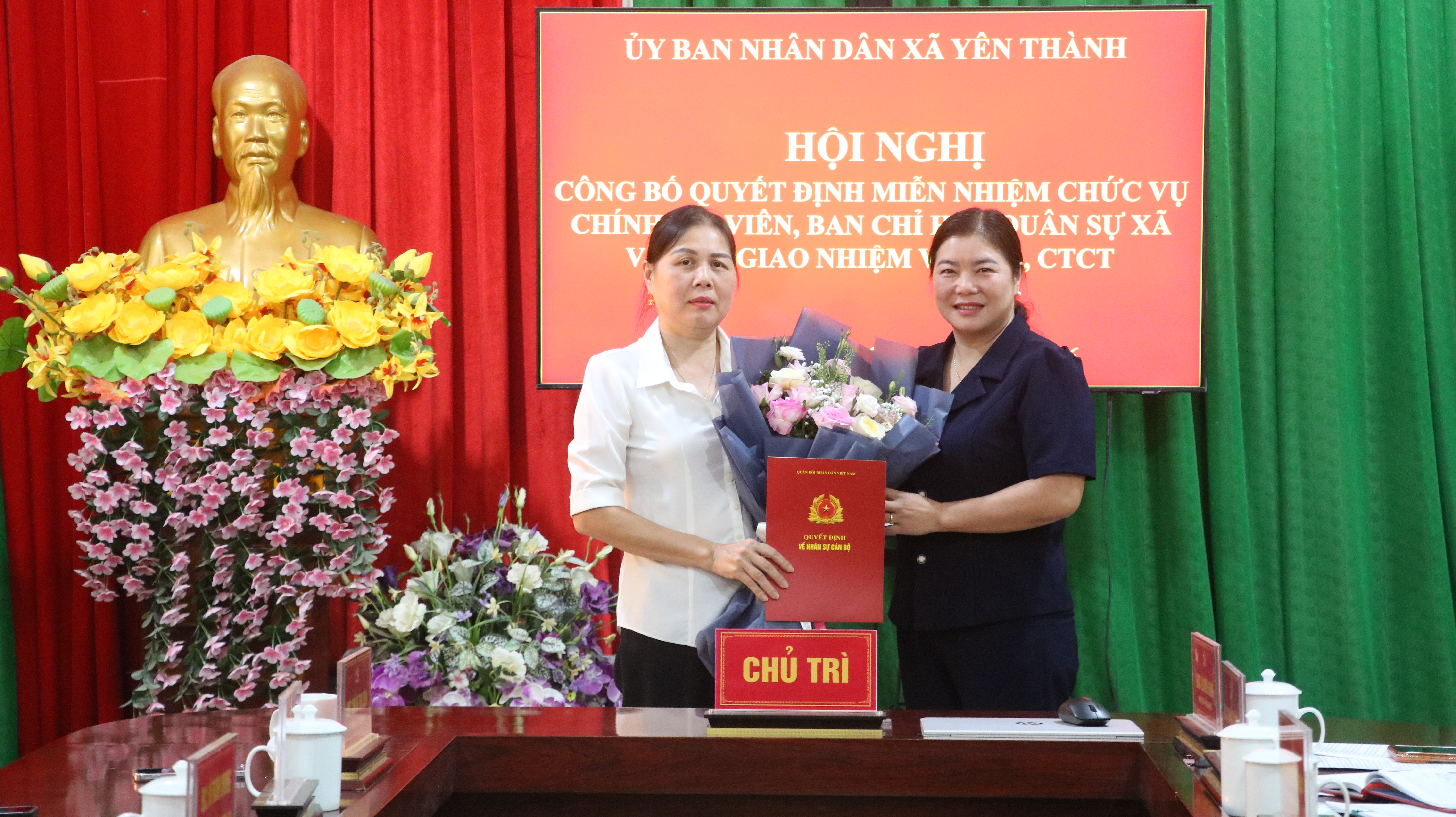 Hội nghị công bố quyết định miễn nhiệm chức vụ chính trị viên BCH Quân sự xã và bàn giao nhiệm vụ công tác Đảng, công tác chính trị