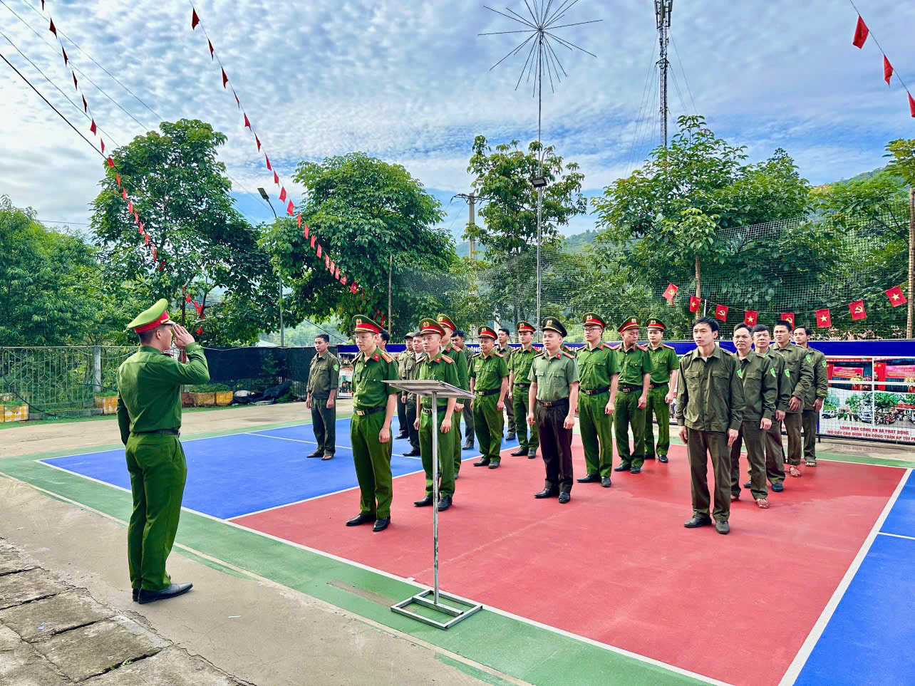 CÔNG AN XÃ THƯỢNG NÔNG TỔ CHỨC CHÀO CỜ ĐẦU THÁNG VÀ GIAO BAN ĐỊNH KỲ THÁNG 5/2026