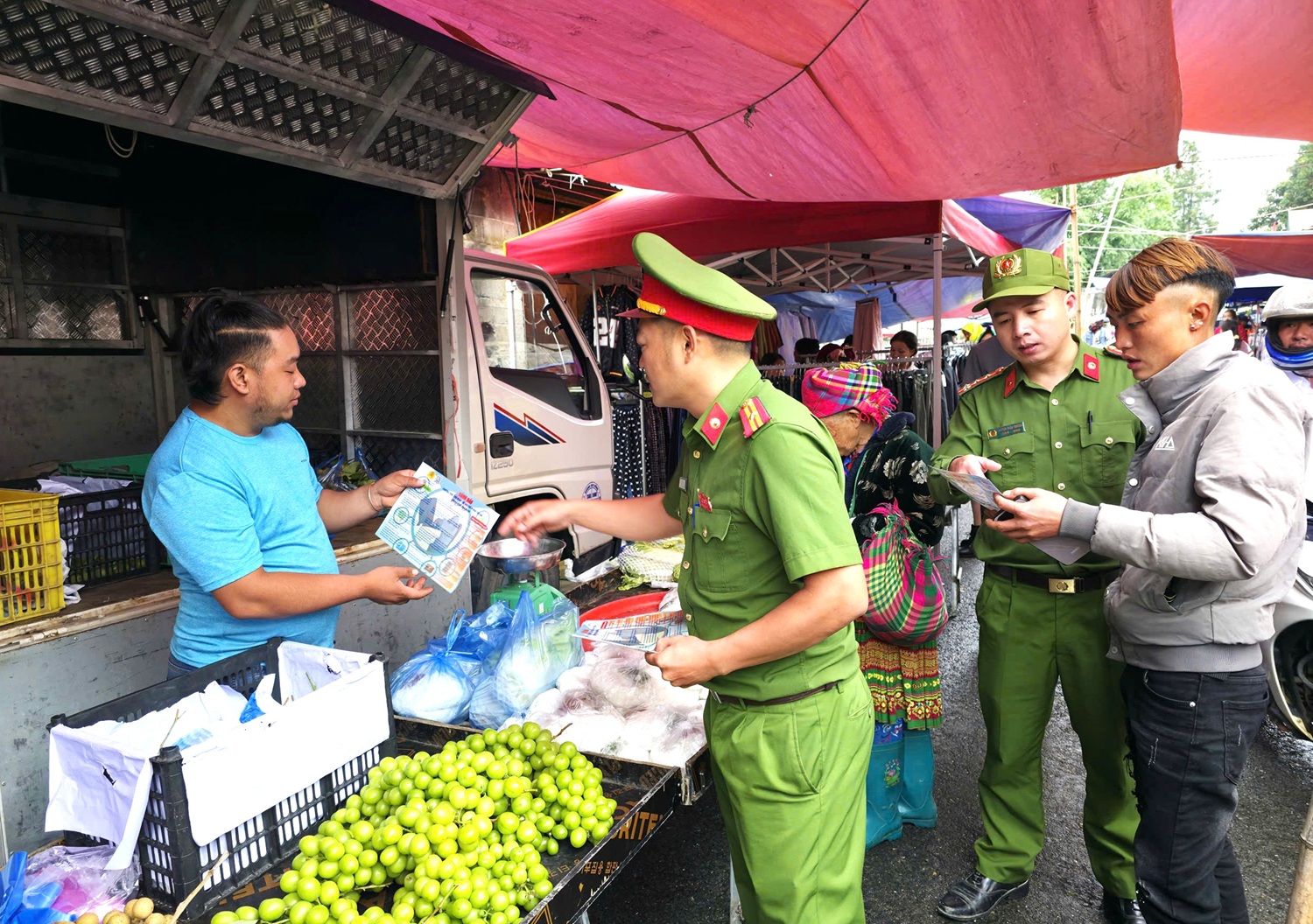 Công an xã biên giới Sơn Vĩ (Tuyên Quang) đẩy mạnh tuyên truyền phòng chống tội phạm tại chợ phiên 
