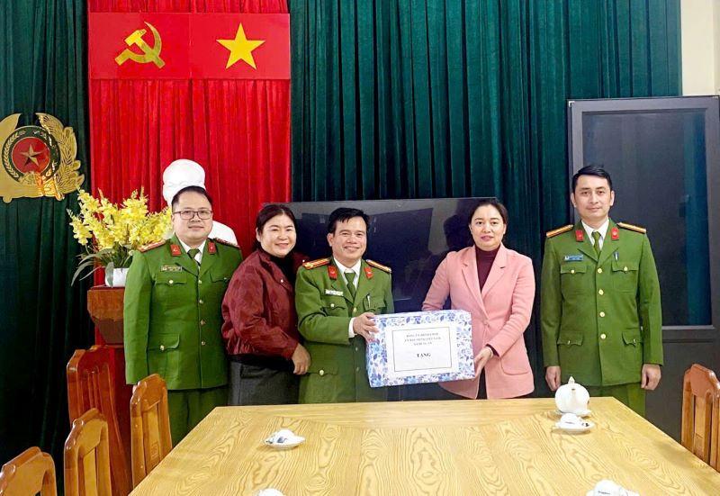 Đồng chí Bí thư Đảng ủy Nguyễn Thùy Linh thăm, tặng quà đơn vị trực tết