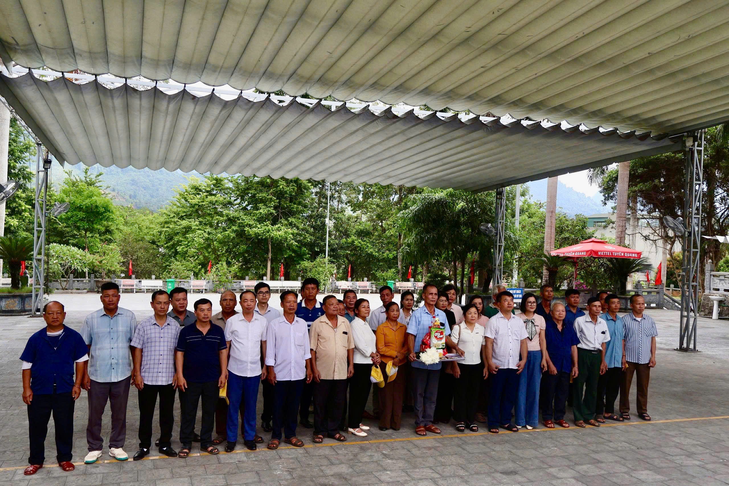XÃ HÙNG LỢI  TỔ CHỨC  NGƯỜI CÓ UY TÍN 14 THÔN ĐI HỌC TẬP TRAO ĐỔI KINH NGHIỆM 