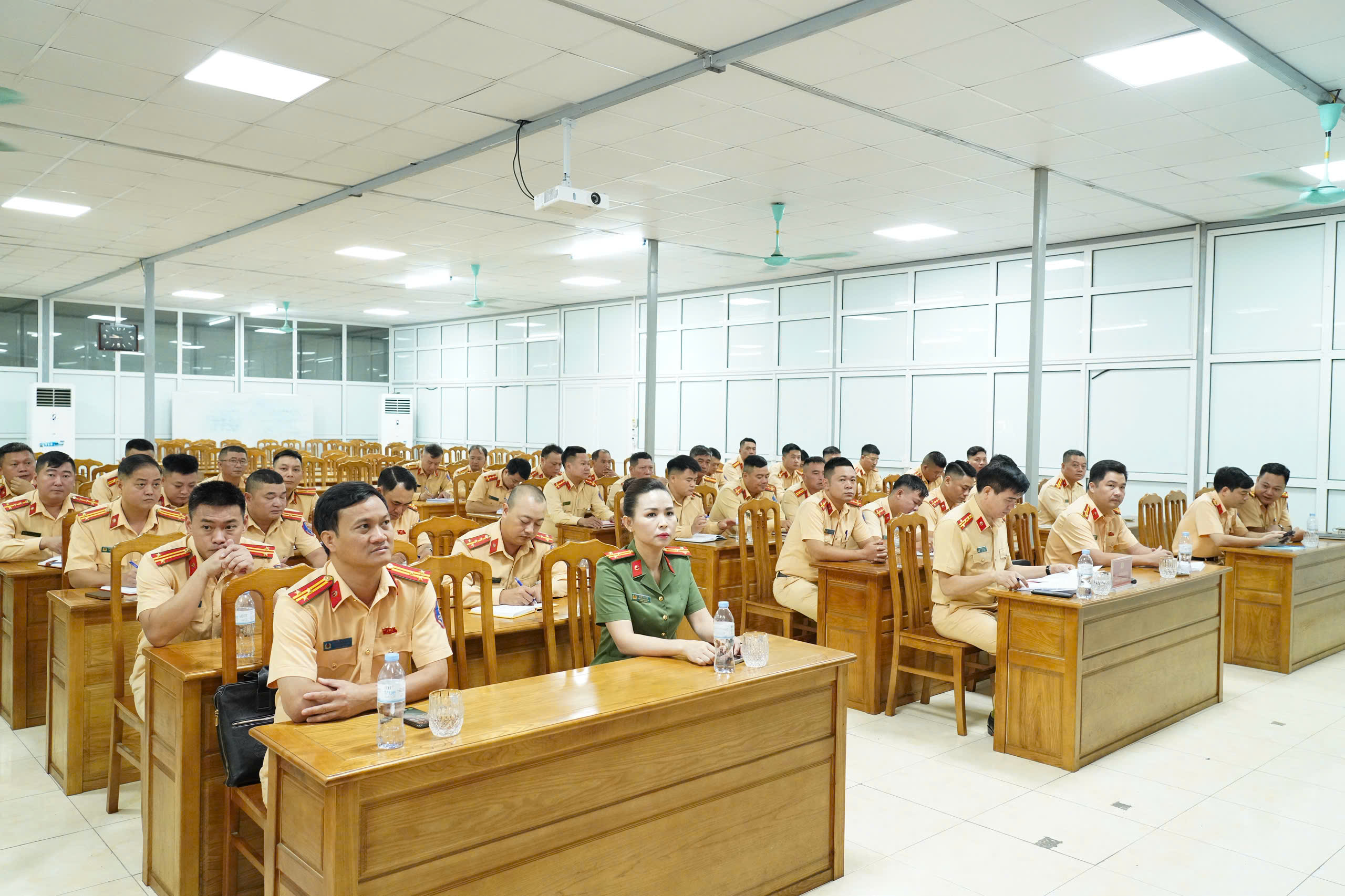 KHAI GIẢNG LỚP TẬP HUẤN ĐỊNH KỲ NGHIỆP VỤ TUẦN TRA, KIỂM SOÁT, XỬ LÝ VI PHẠM HÀNH CHÍNH VỀ GIAO THÔNG ĐƯỜNG BỘ NĂM 2026