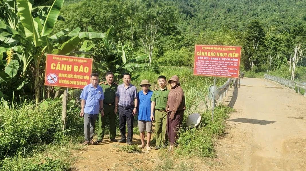 Kiên Đài tăng cường cắm biển cảnh báo phòng chống đuối nước và đảm bảo an toàn giao thông