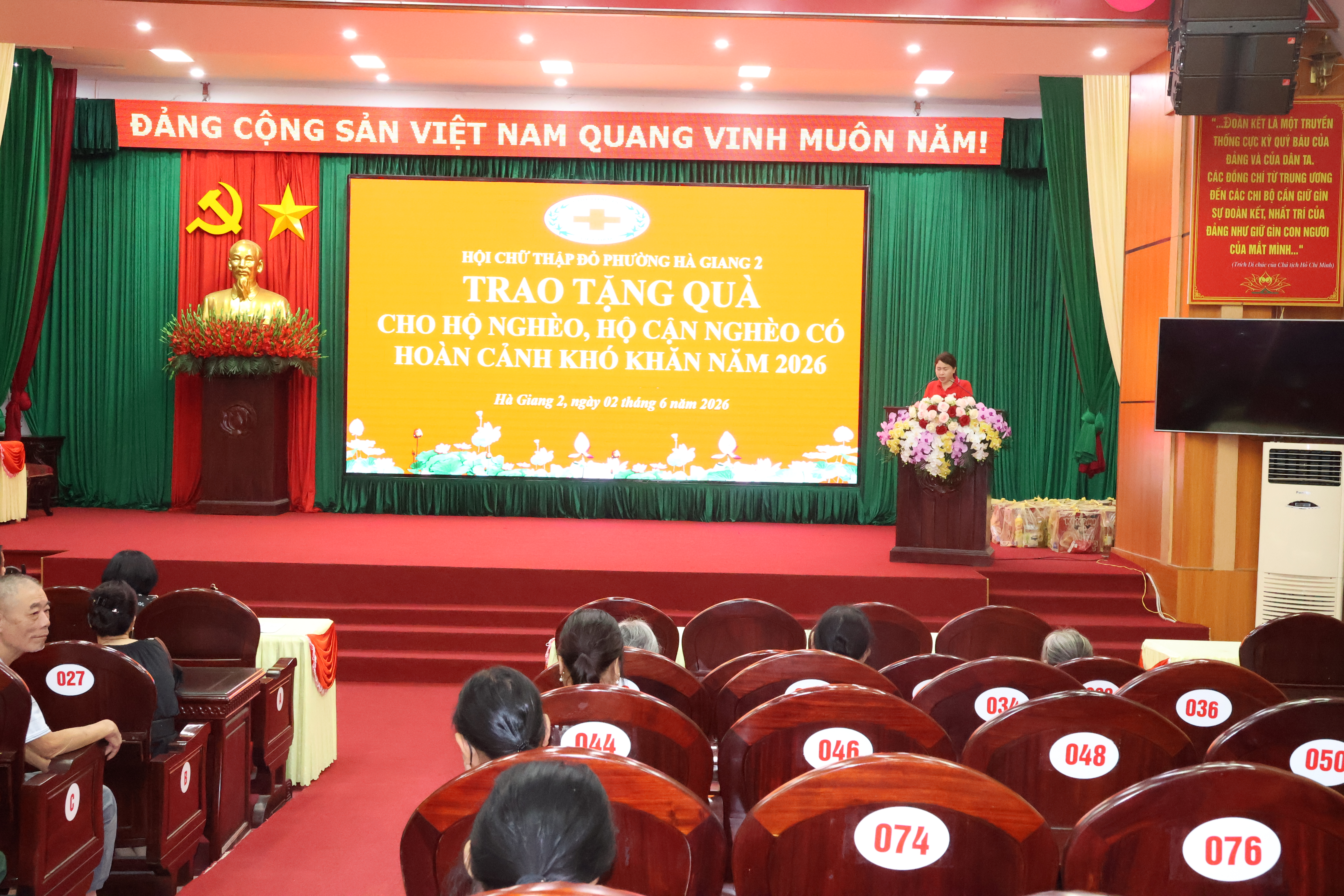 Chương trình trao tặng quà cho các hộ gia đình có hoàn cảnh khó khăn trên địa bàn phường.