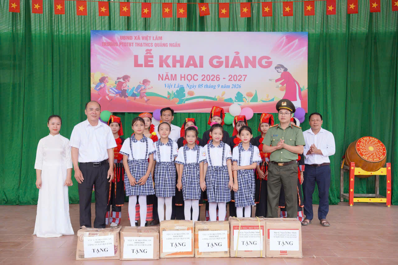  CÔNG AN XÃ VIỆT LÂM ĐỒNG HÀNH CÙNG NGÀY KHAI GIẢNG, TRAO TẶNG 3.620 PHẦN ĐỒ DÙNG HỌC TẬP CHO HỌC SINH